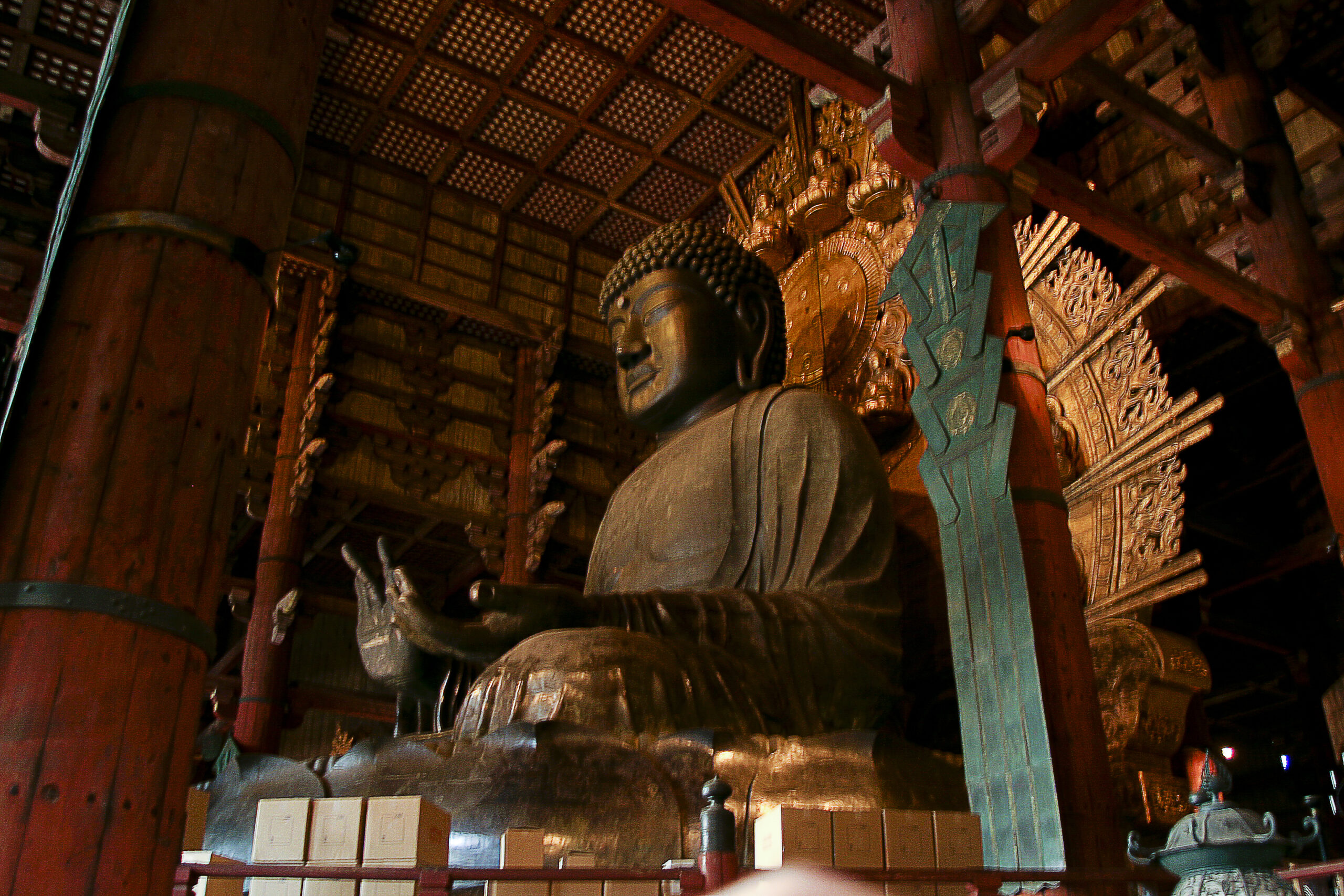 奈良東大寺大佛殿內的盧舍那大佛。
