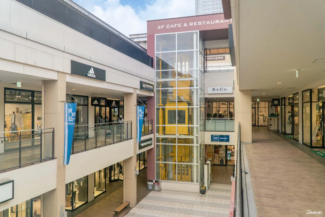 三井 OUTLET PARK 幕張購物中心外觀,開闊步道與品牌店舖林立,鄰近海濱幕張站。