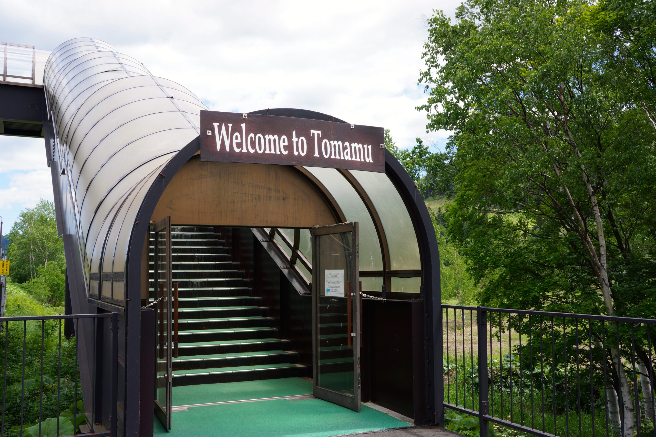 TOMAMU車站外觀,冬季雪景中的小巧車站建築