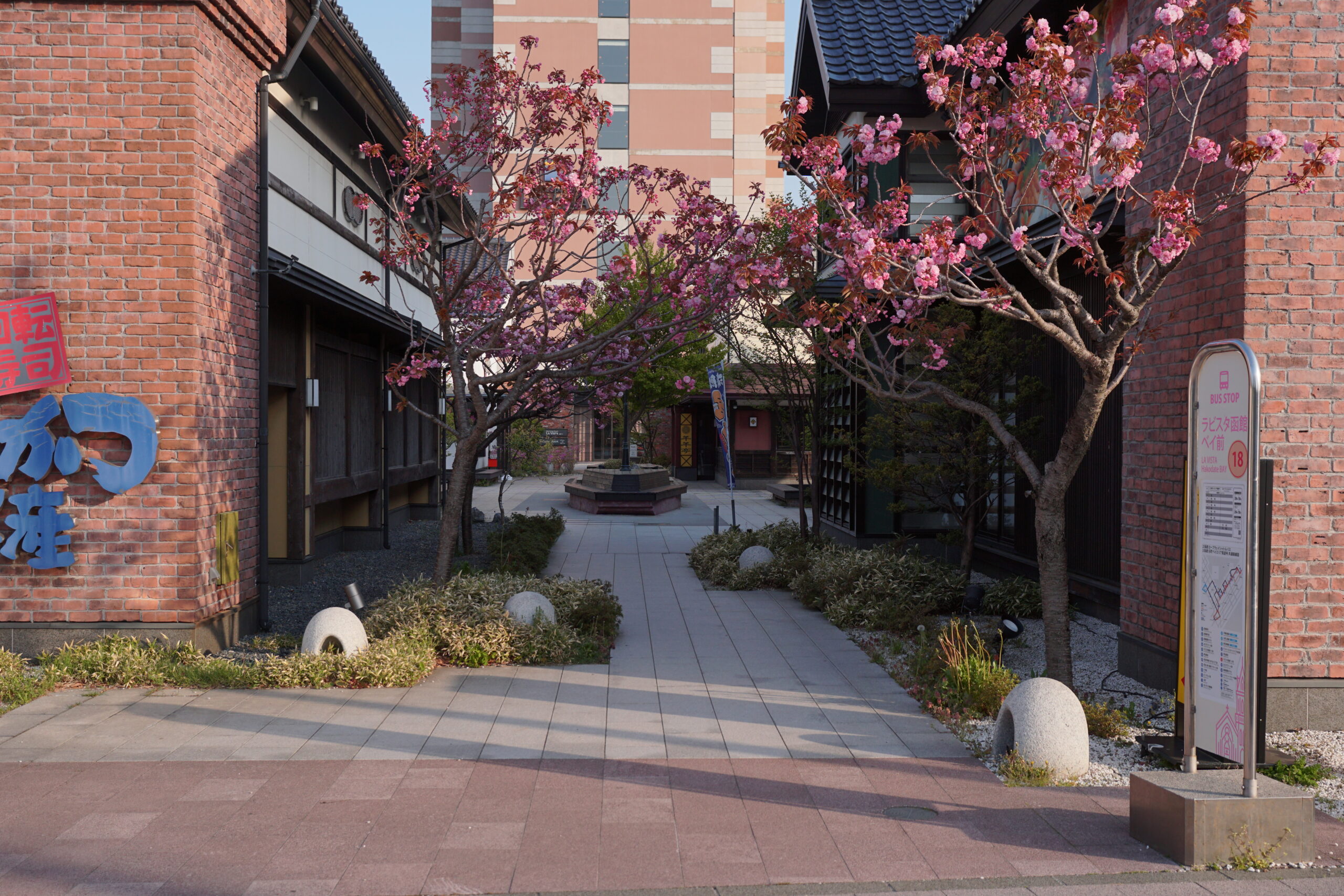 函館灣美食俱樂部的清晨小巷