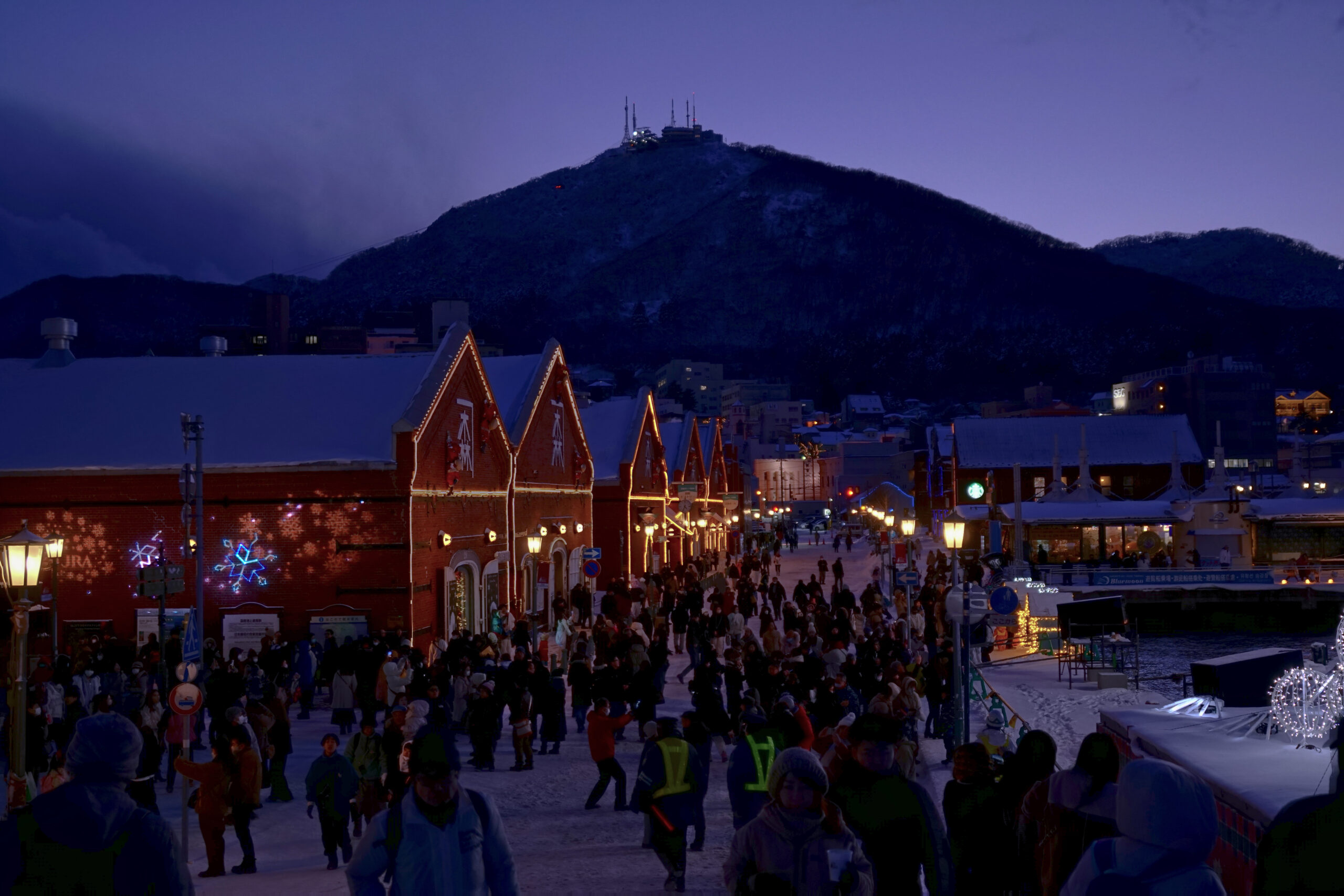函館紅磚倉庫與函館山冬景