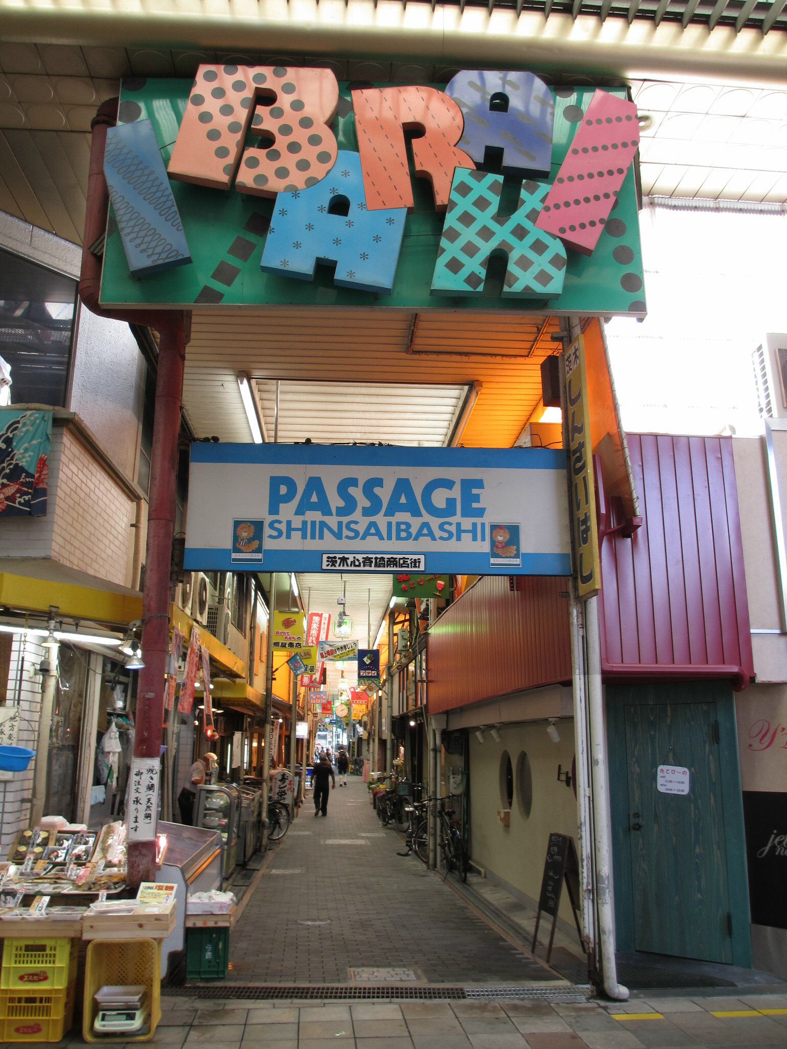 心齋橋商店街熱鬧購物景象