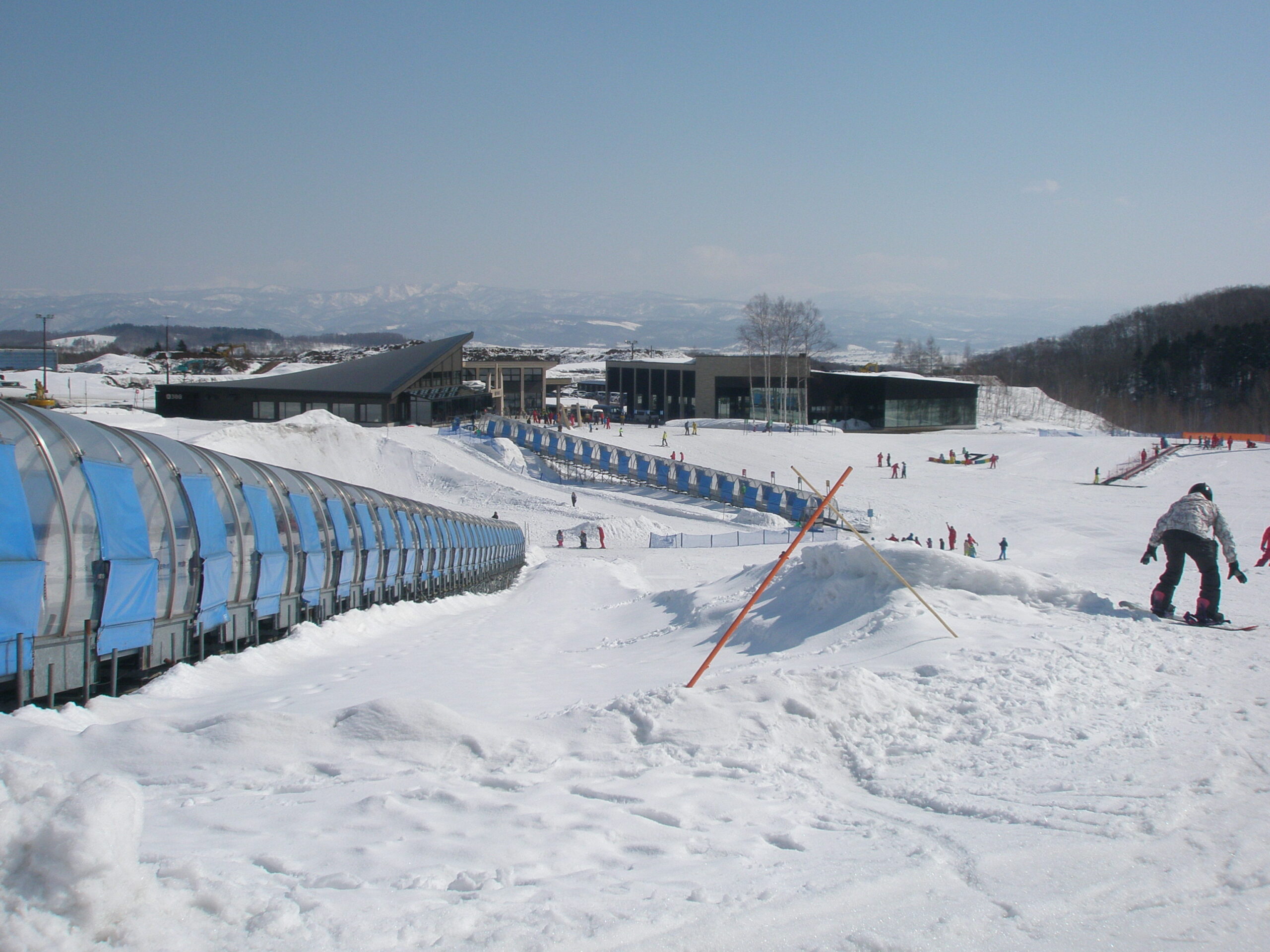 管道公園(兒童公園)和魔毯,背景為HANAZONO 308和餐廳 阿斯帕拉格斯 HANAZONO