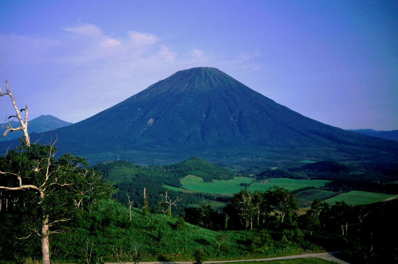 羊蹄山全景,遠眺火山美景