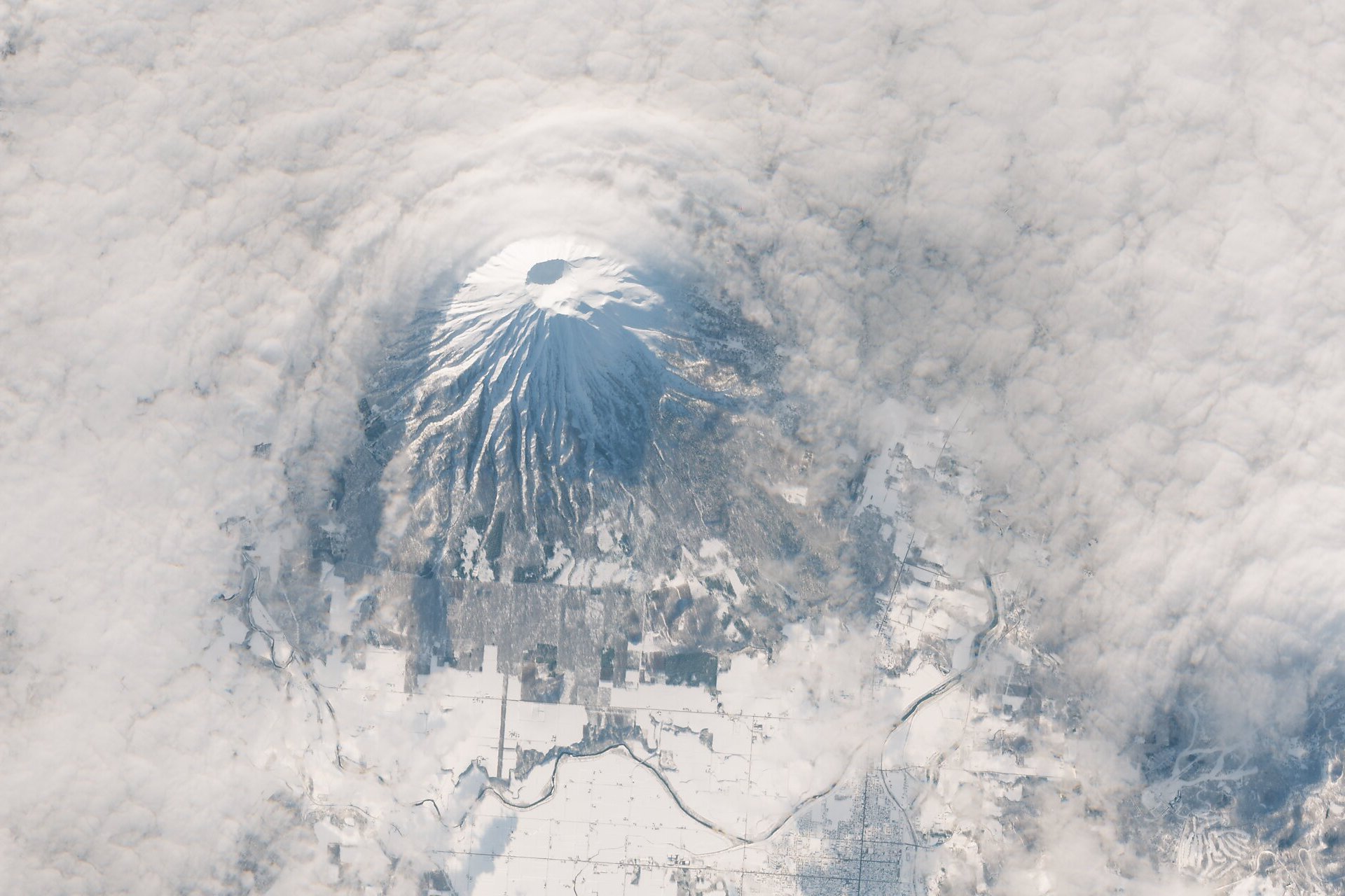 羊蹄山環繞的雲彩