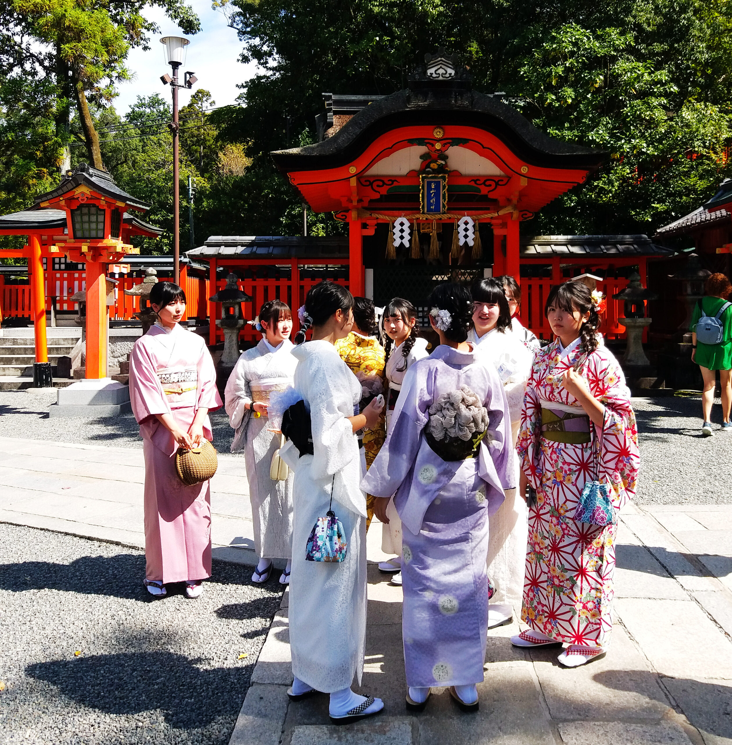 身著和服的女孩在伏見稻荷大社