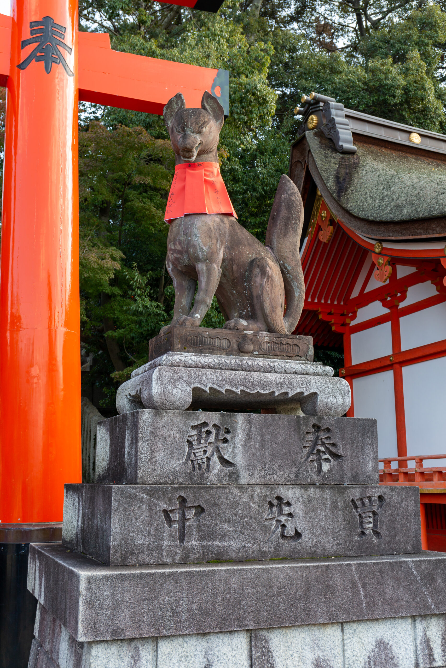 伏見稻荷千本鳥居隧道，朱紅色鳥居綿延山坡