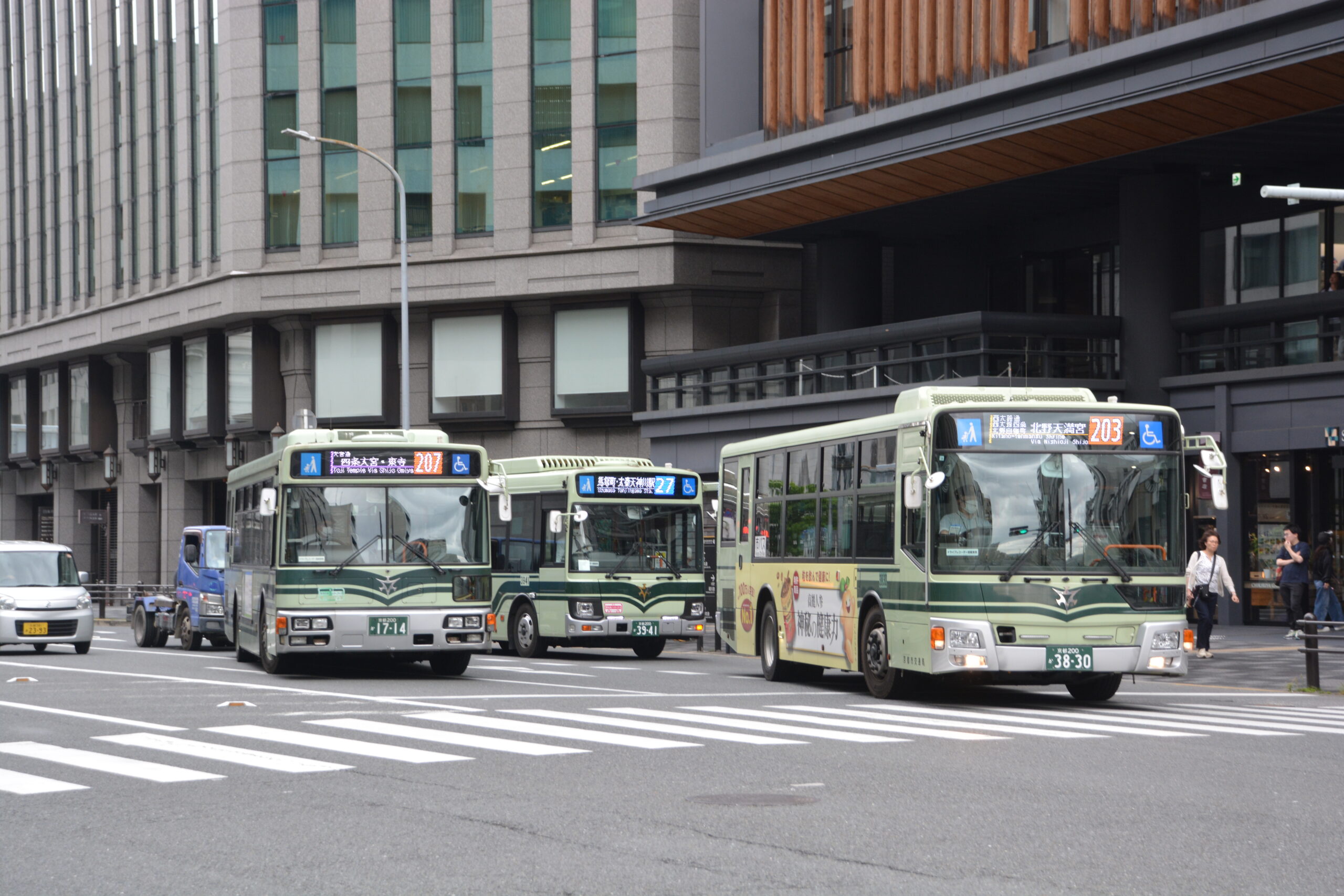 京都四條通上的公車