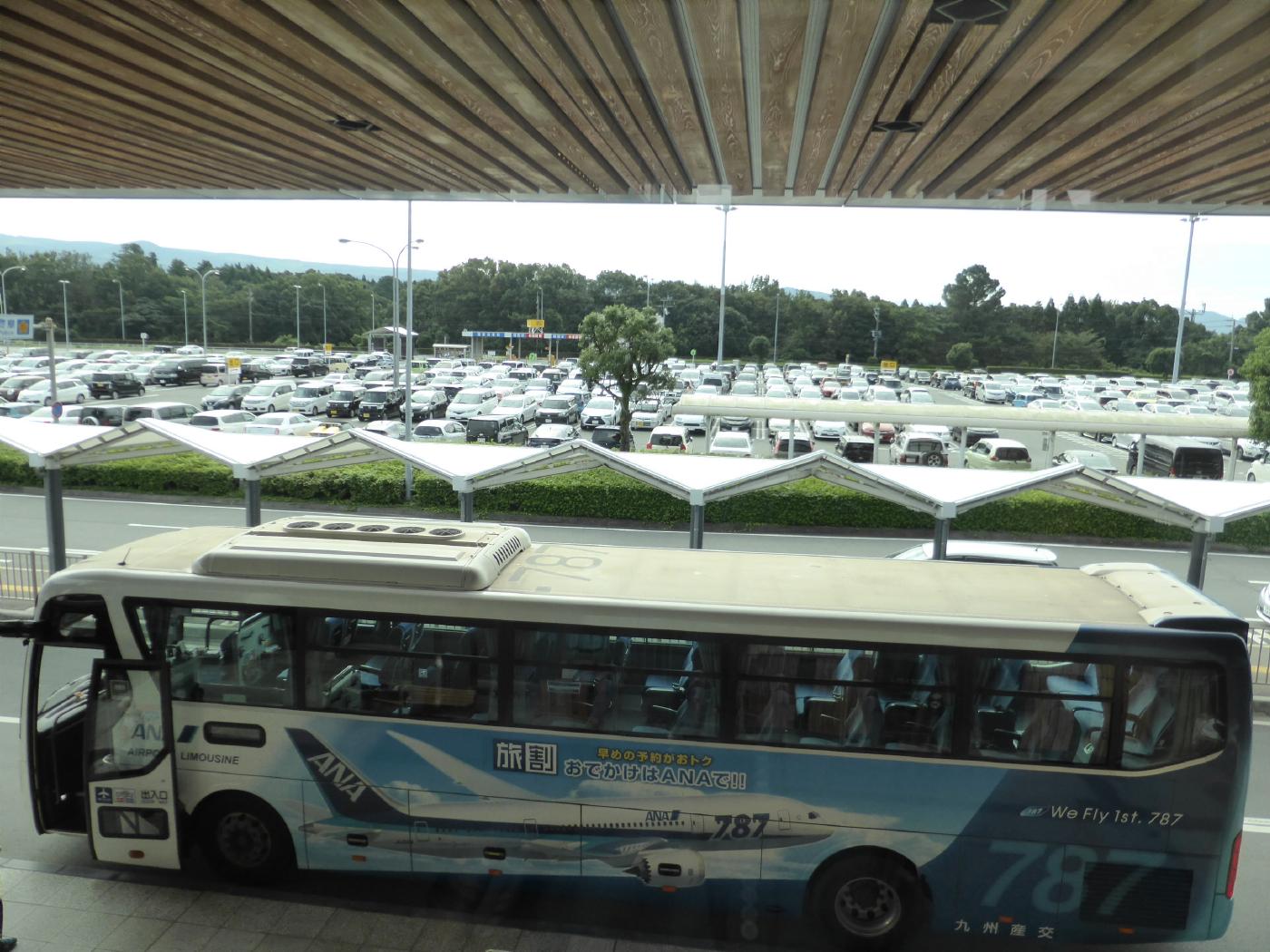 從2樓看機場接駁巴士