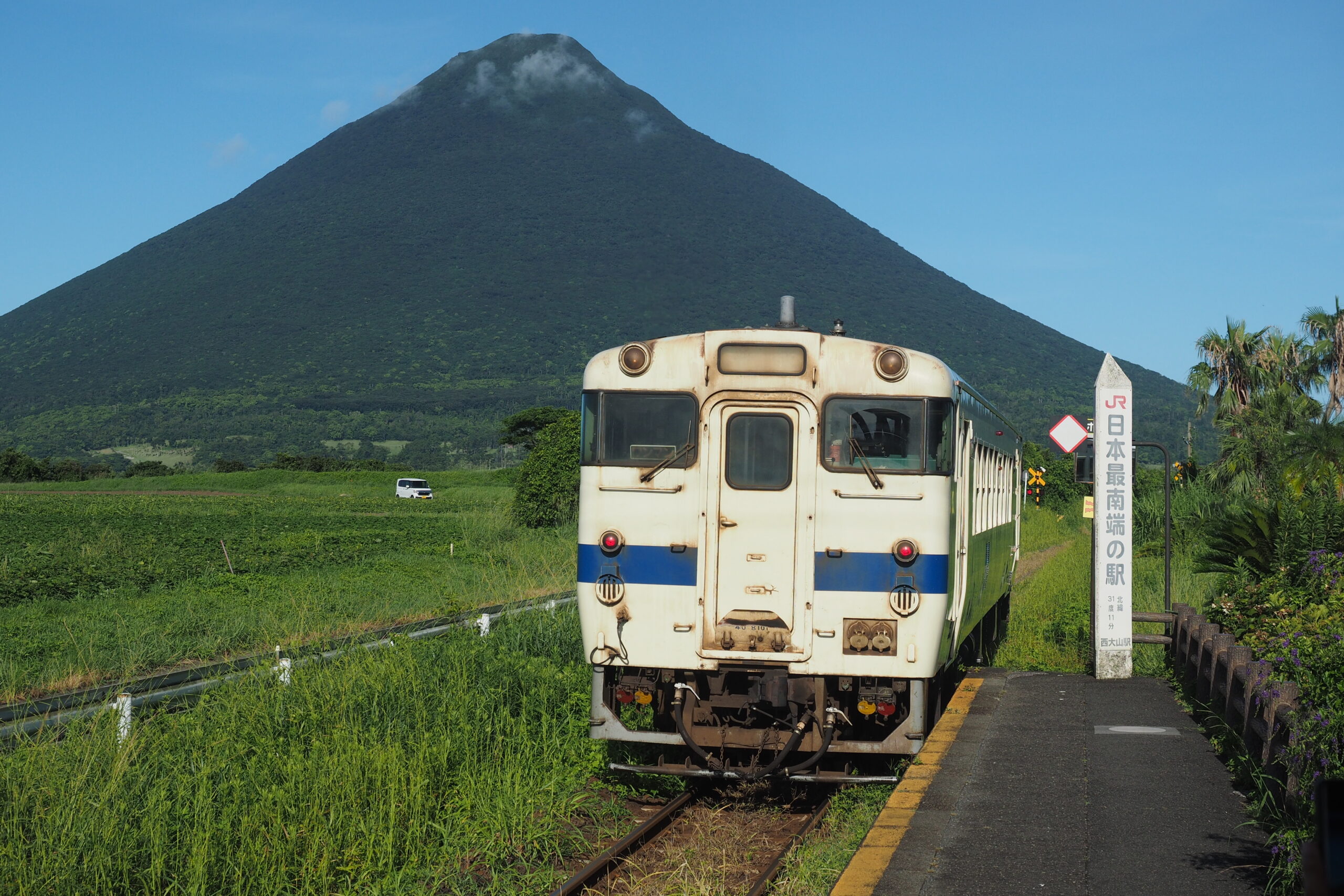 40系列列車離開西大山站,背景為開聞岳