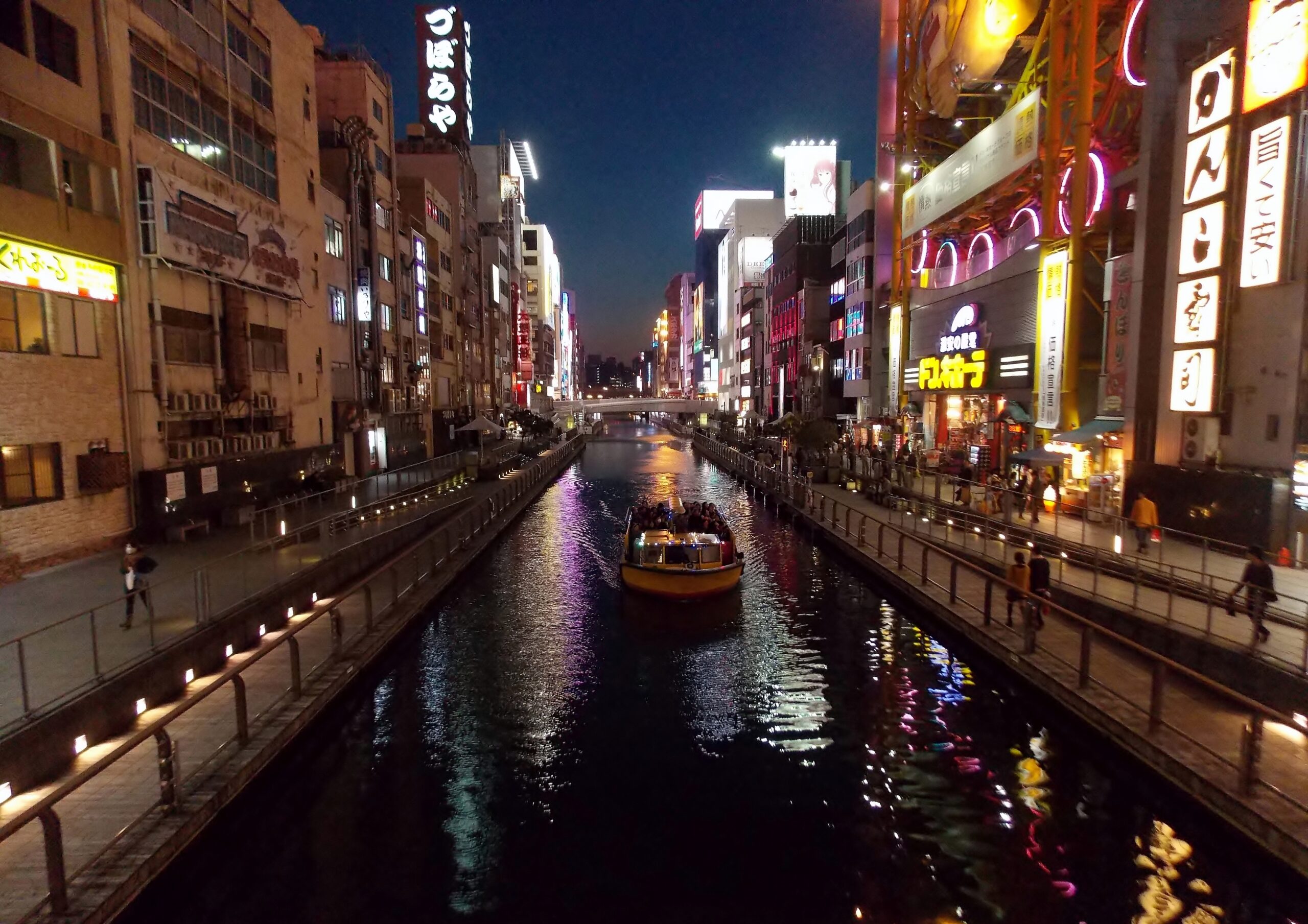 道頓堀夜景，霓虹招牌與運河倒影