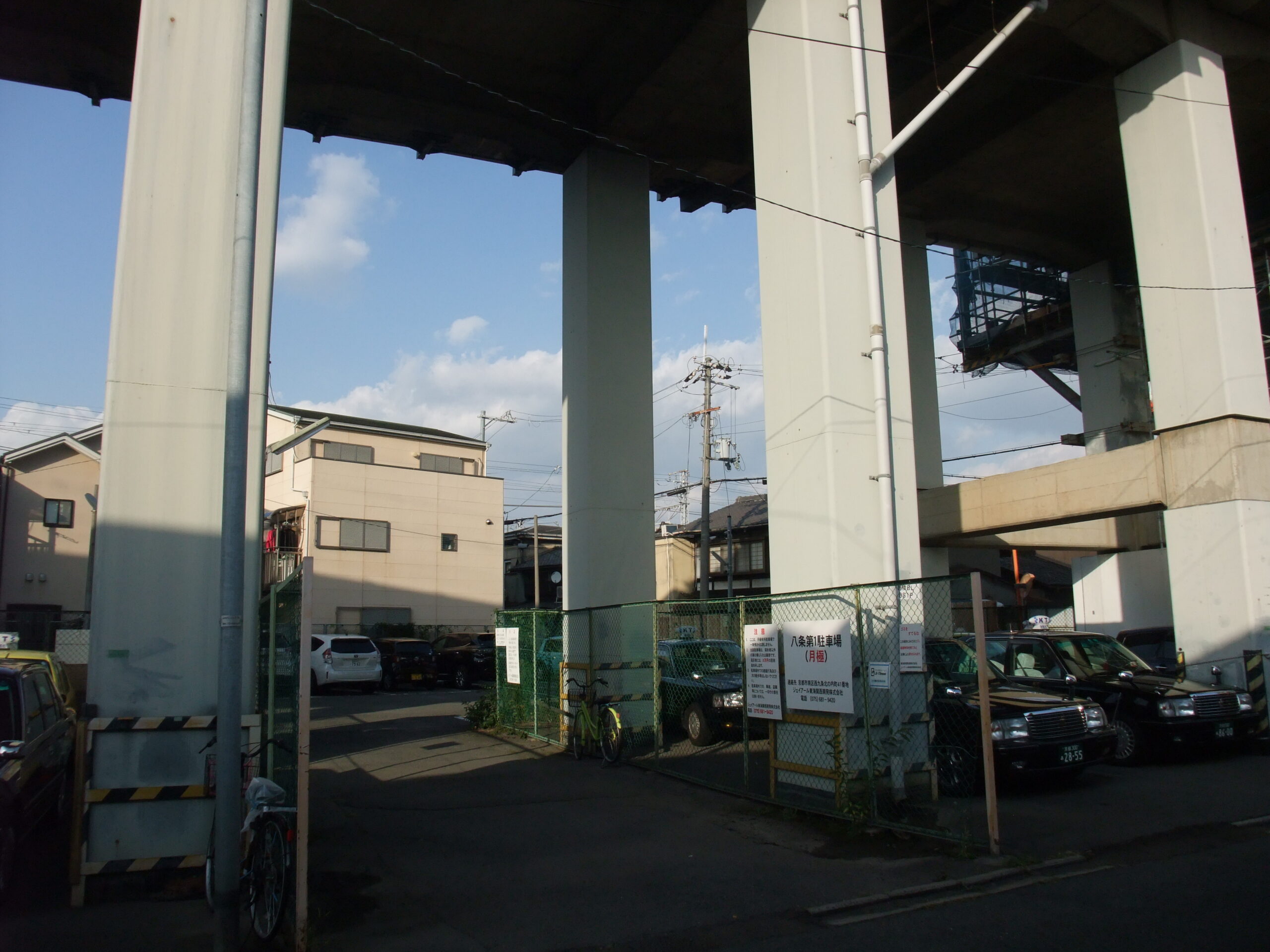京都東海道新幹線高架車站停車場