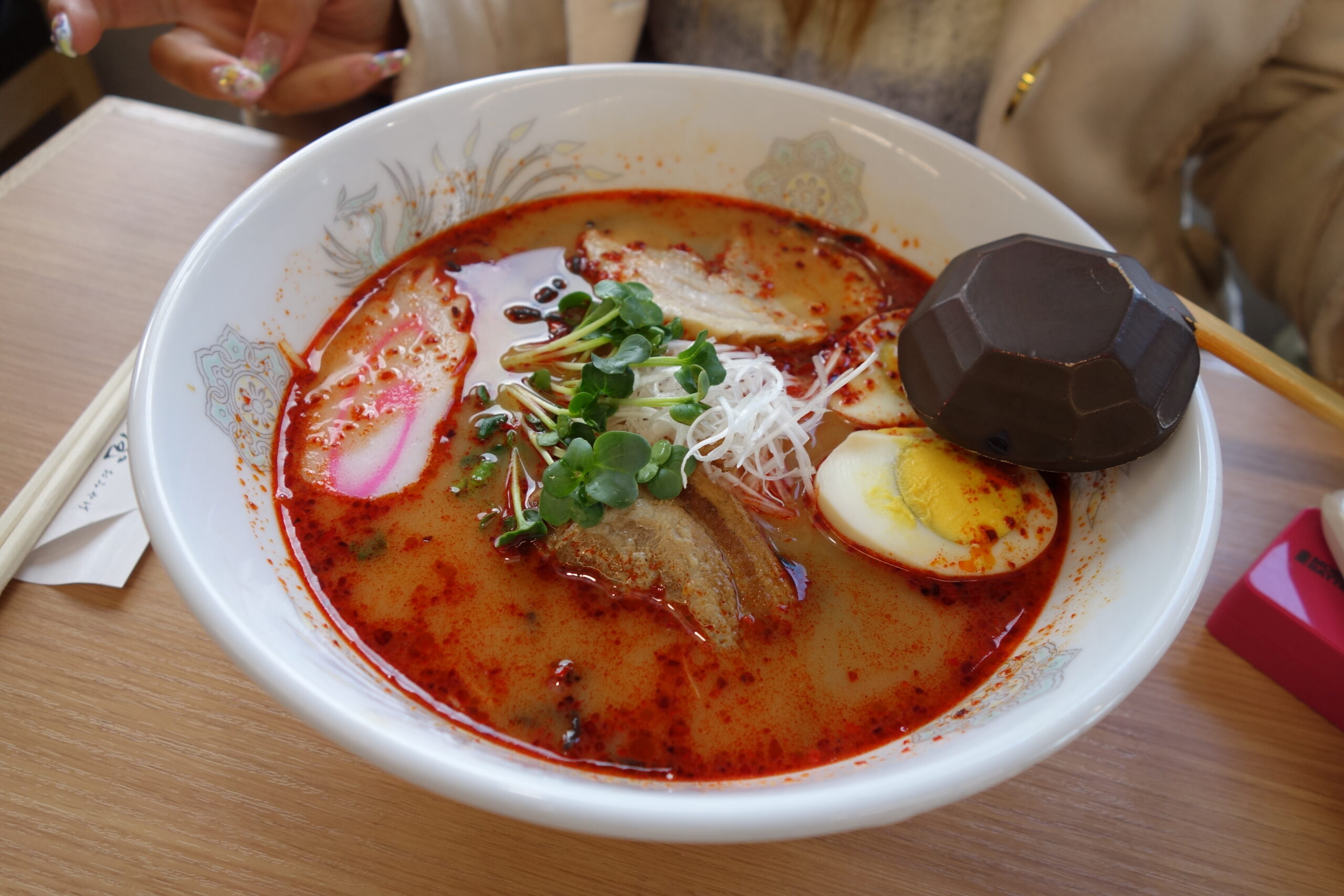 極樂茶屋內部，展示各種大涌谷限定商品和黑蛋相關伴手禮