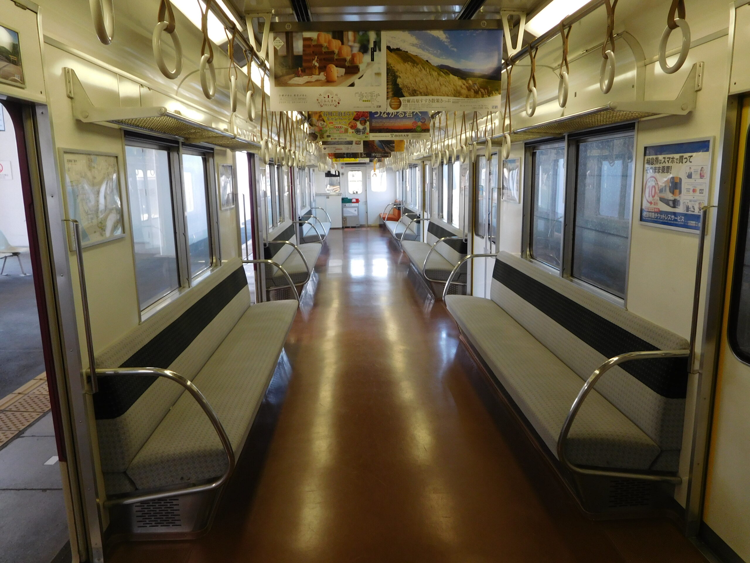 近鐵1201系列車車廂內部