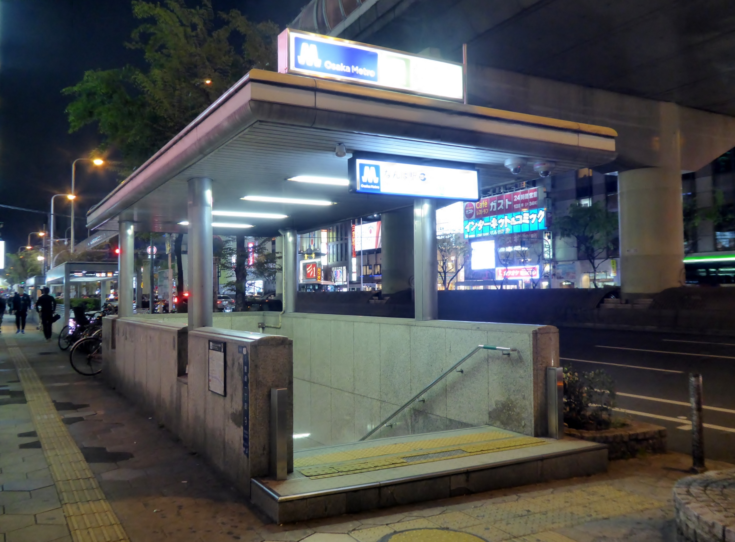 難波站夜間出入口