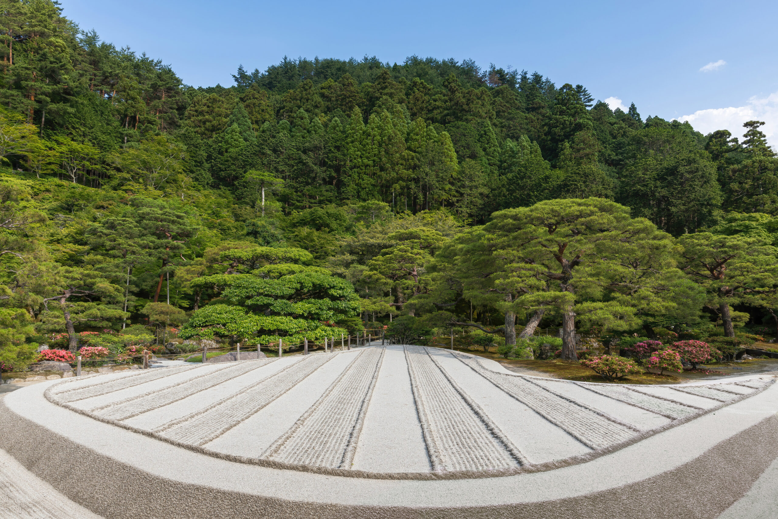 京都東山寺靜芝寺晴天的米色條紋枯山水禪園