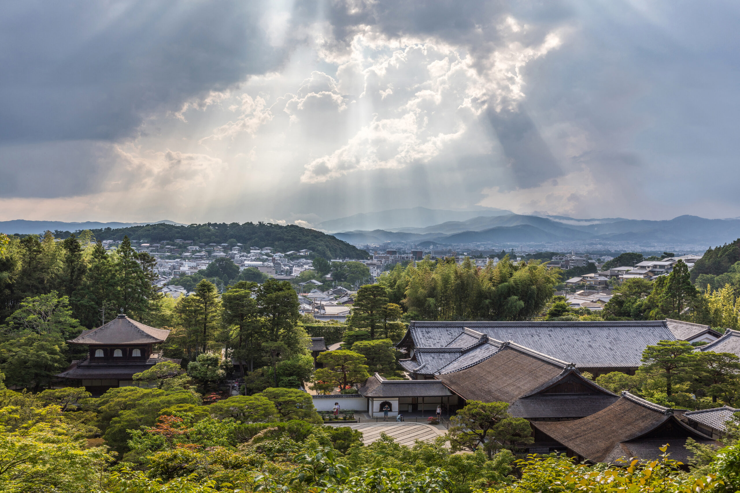 京都銀閣寺雲隙陽光鳥瞰景色