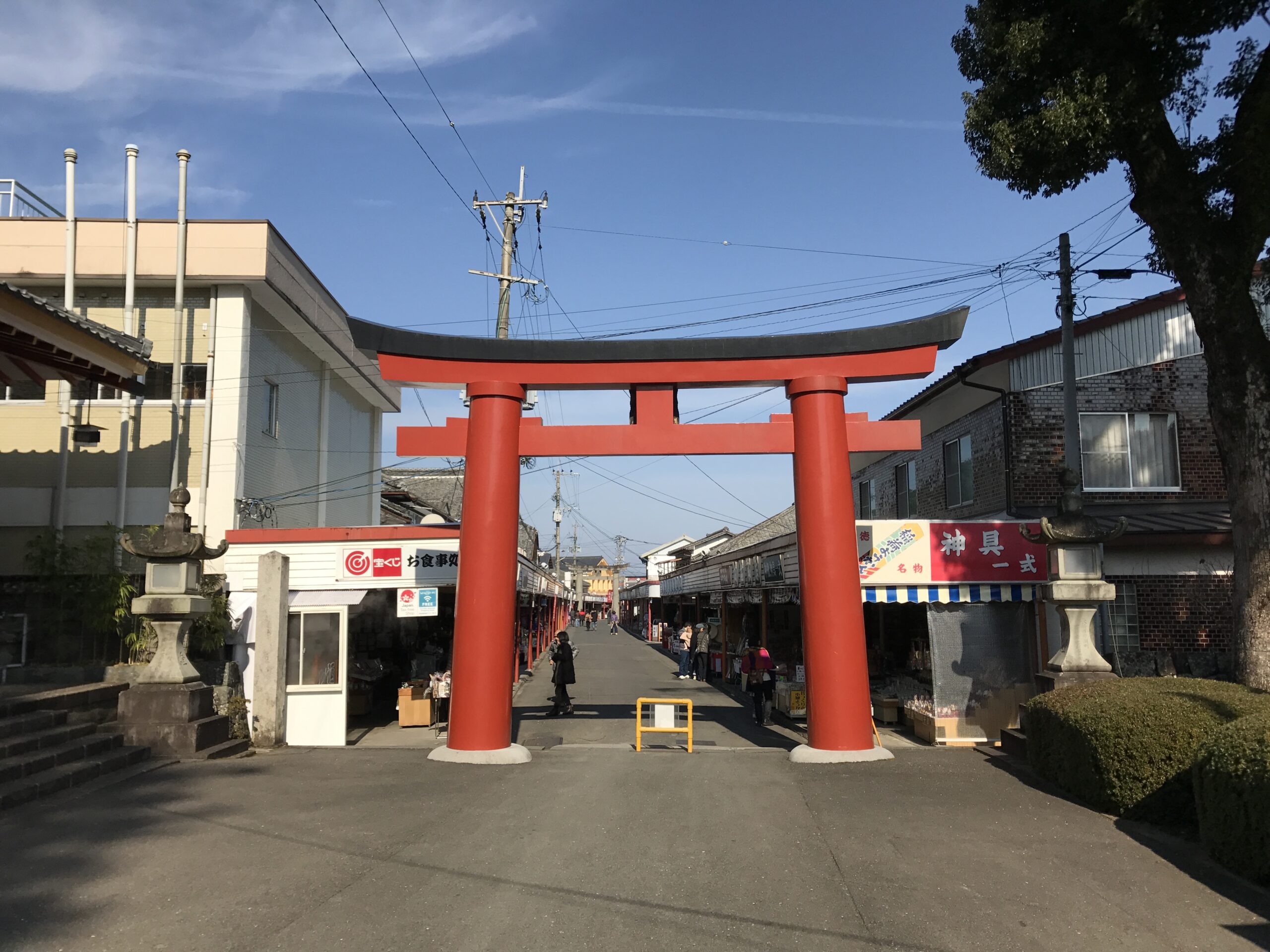 佑德稻荷神社的紅色鳥居與參道