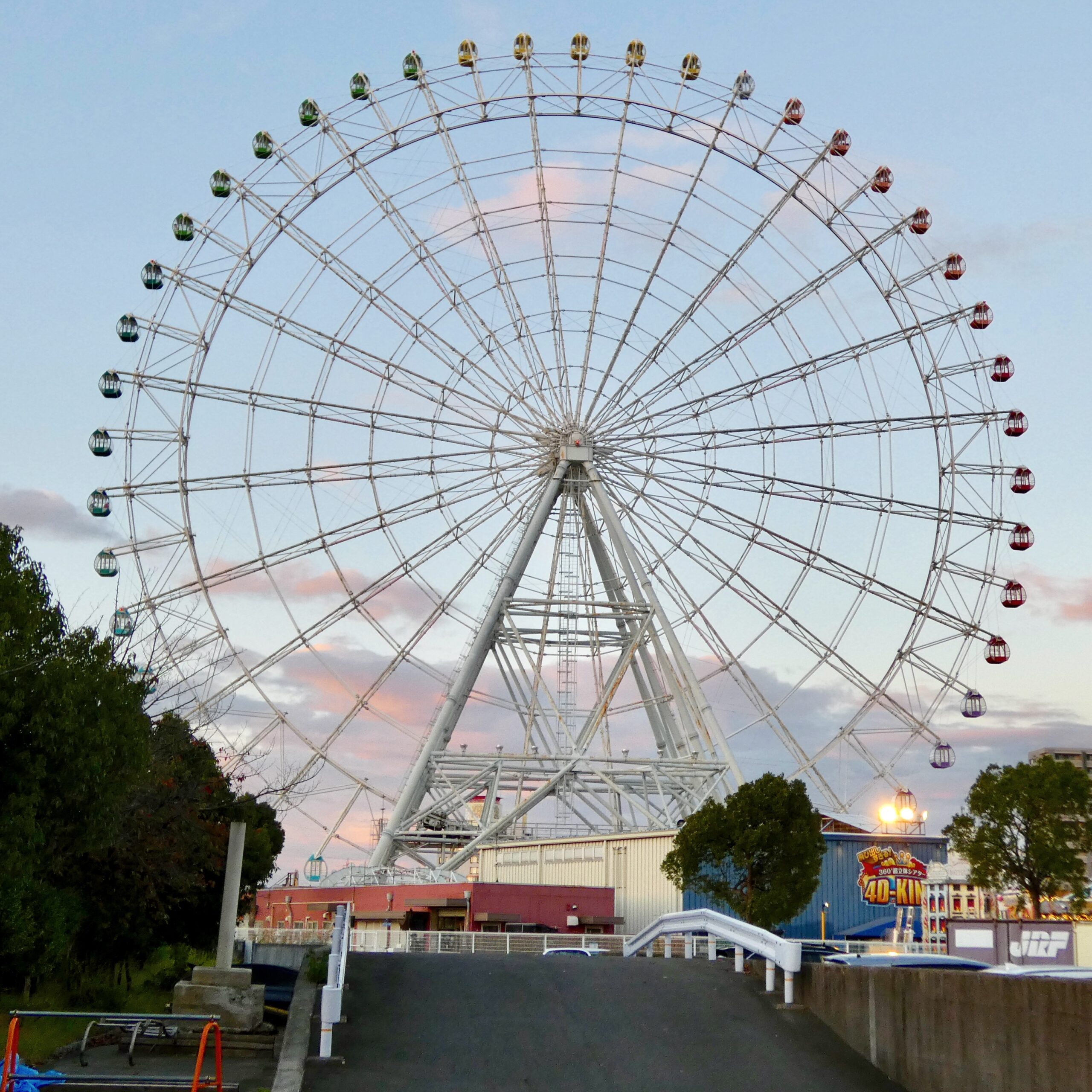 名古屋港海之星樂園的摩天輪，黃昏時分