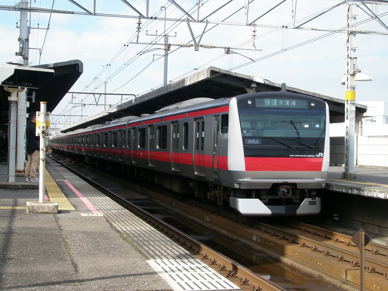 在稻毛海岸站的E233型電車