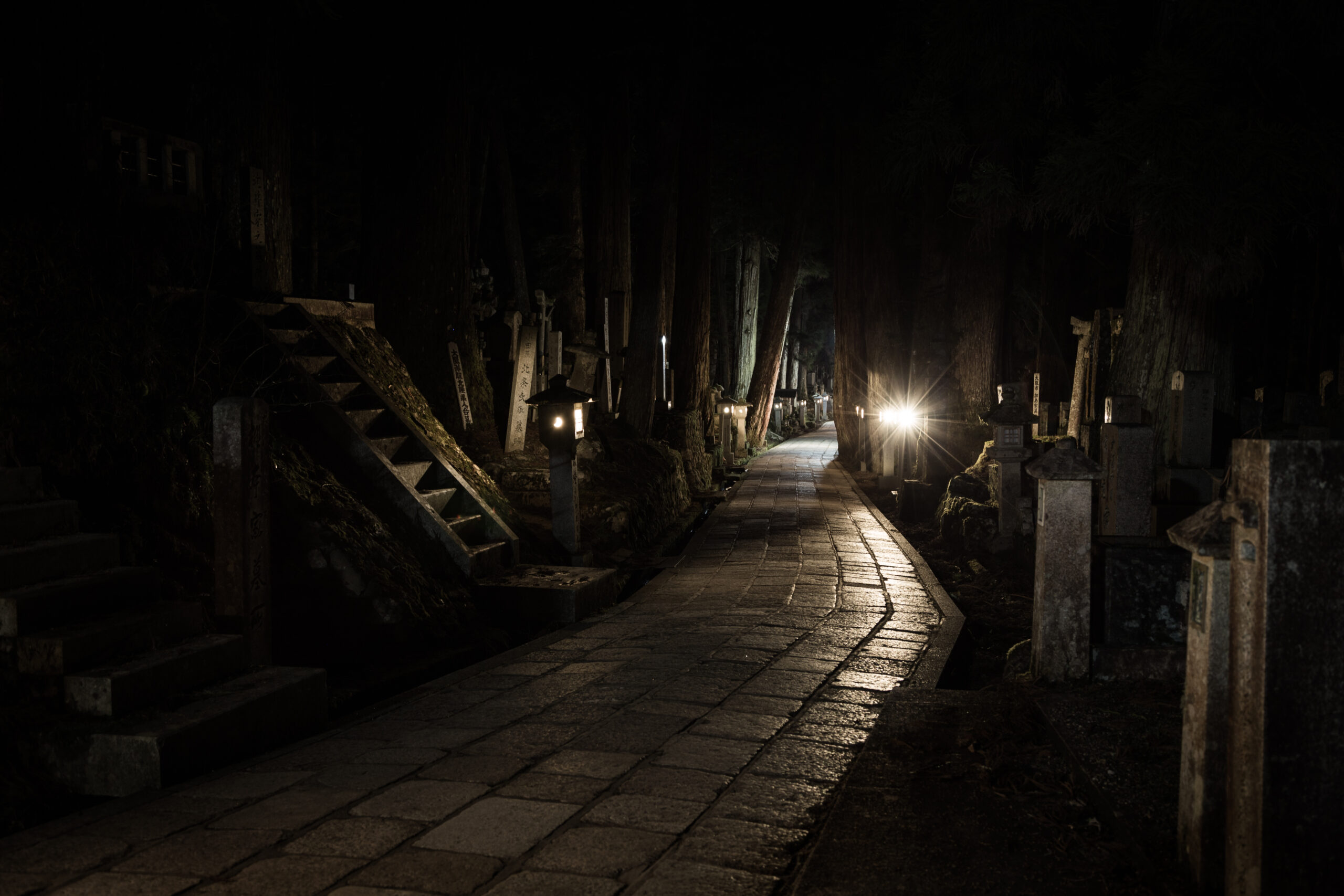 夜晚高野山奧之院墓地小徑