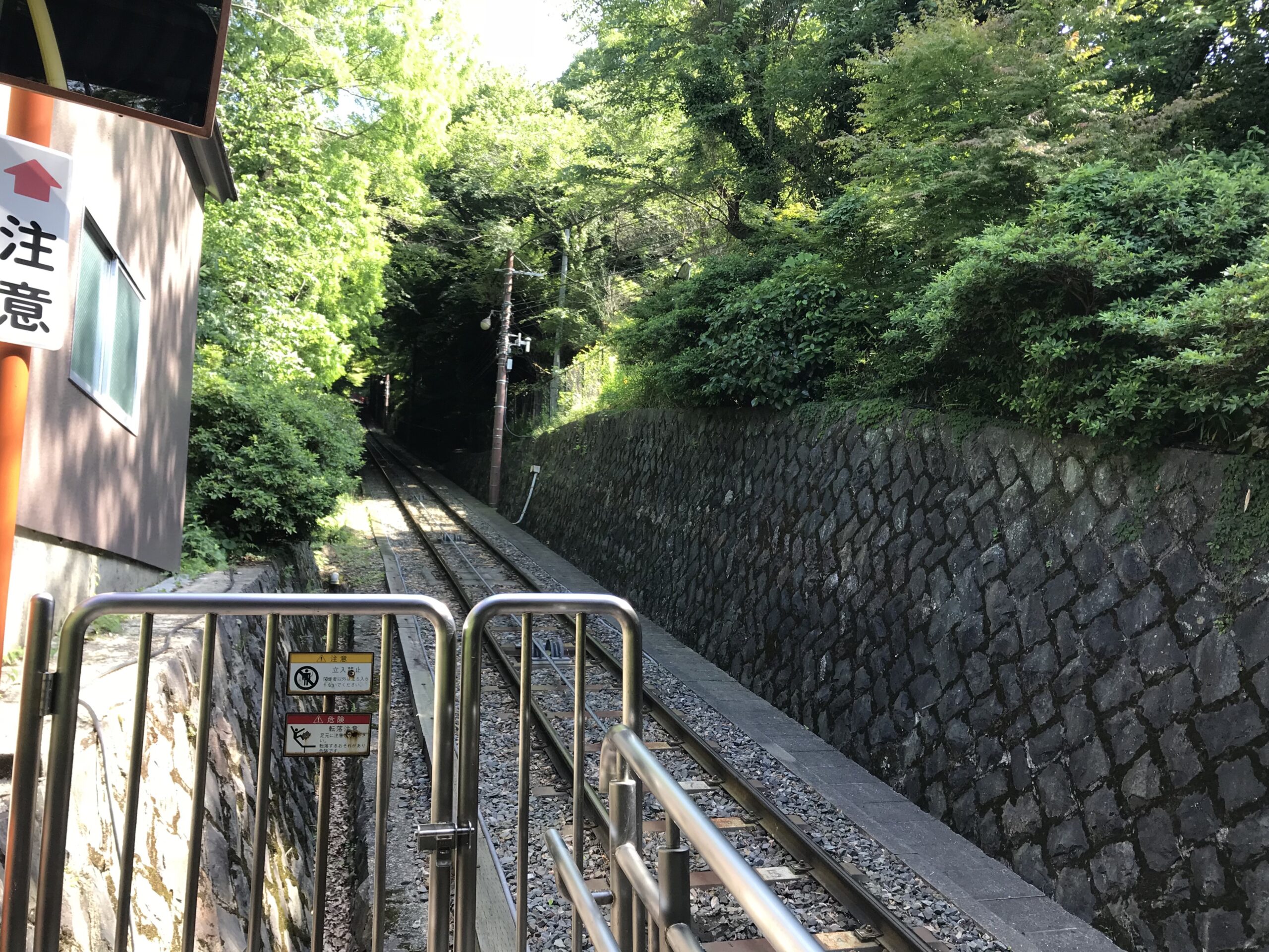 從三鹿站月台眺望的櫻倉山纜車線