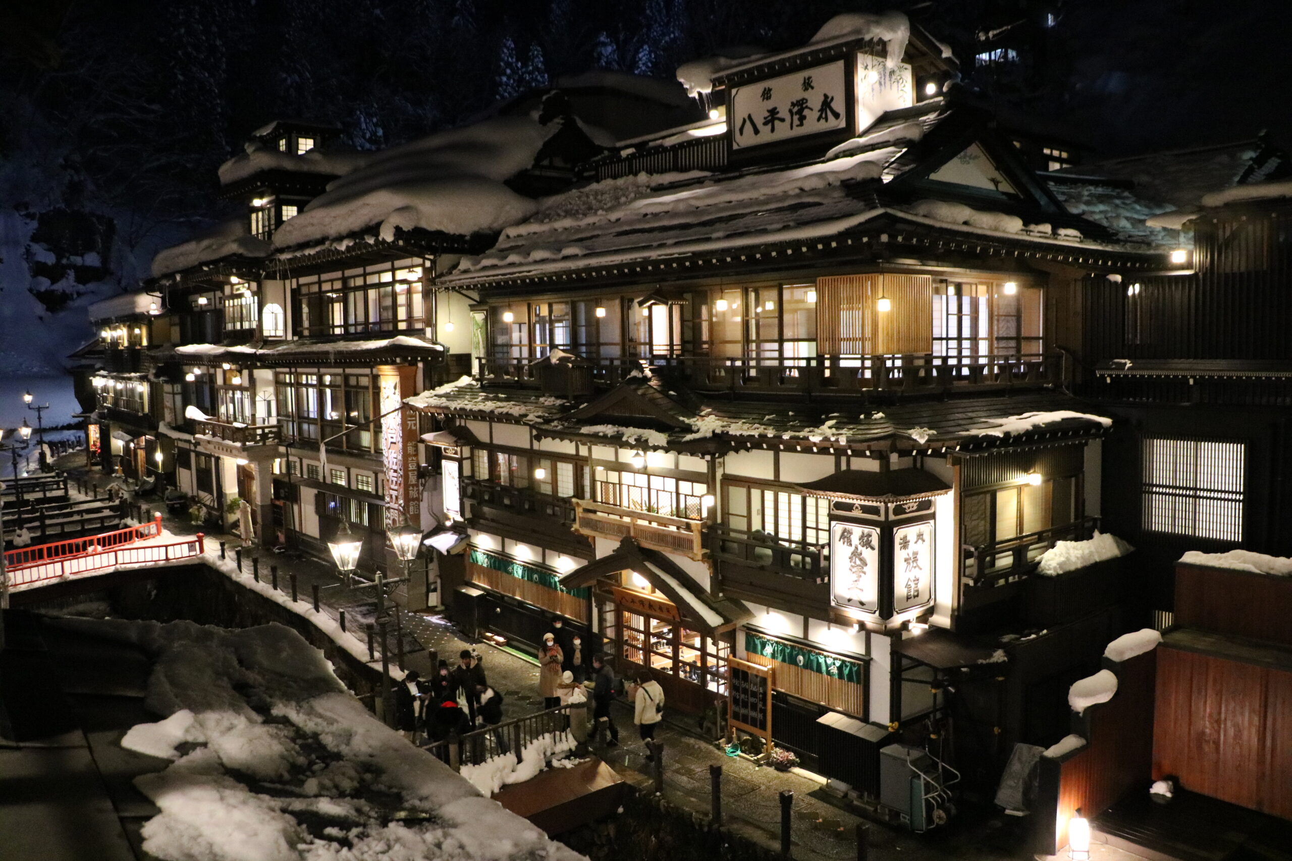 從小關屋別館客房眺望的銀山溫泉夜景