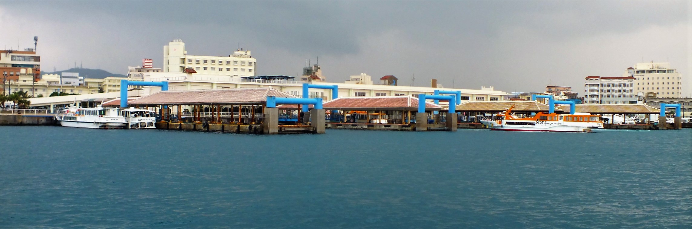 從海上遠眺石垣港離島碼頭