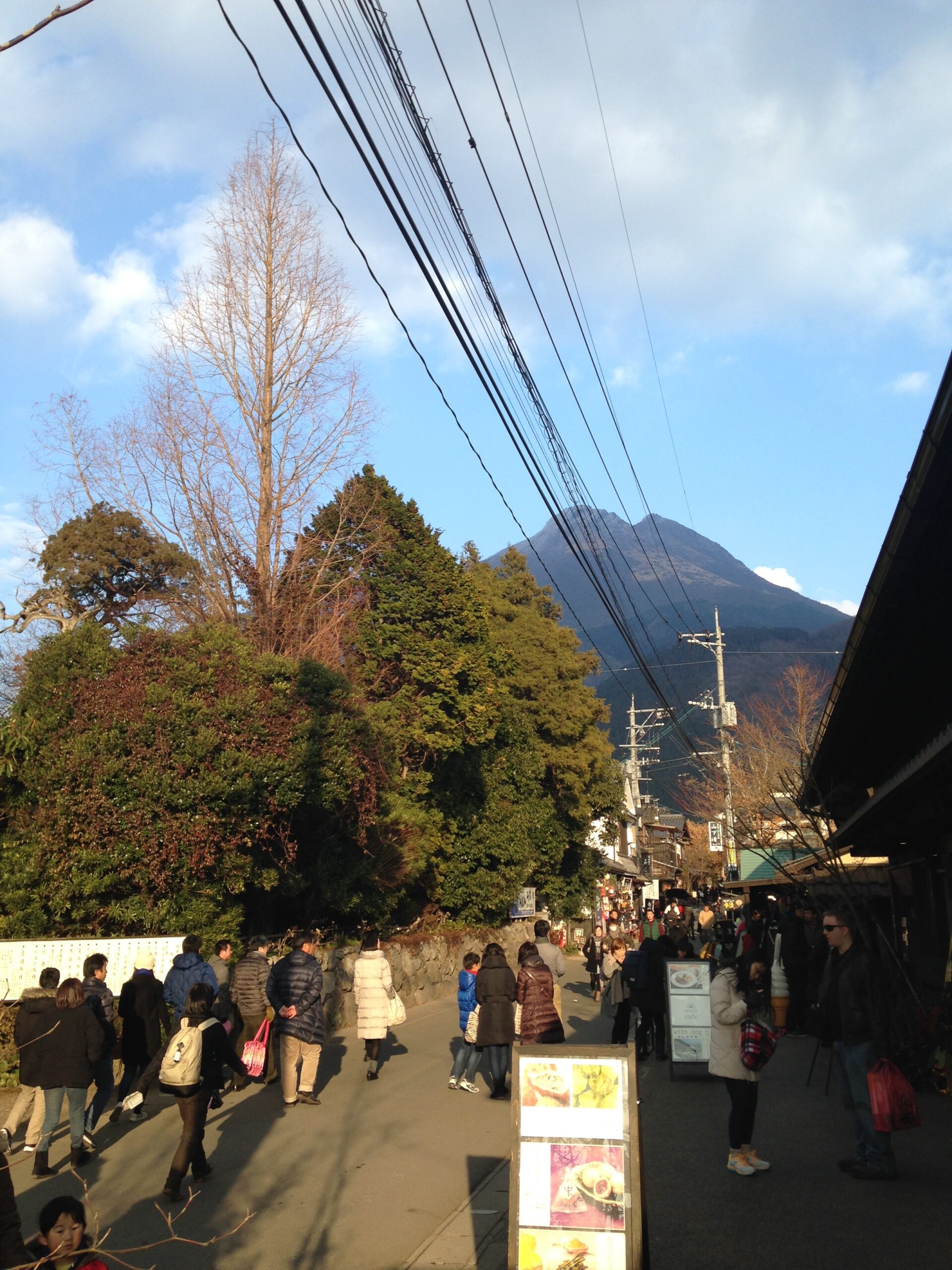 從湯之坊街拍攝的由布岳