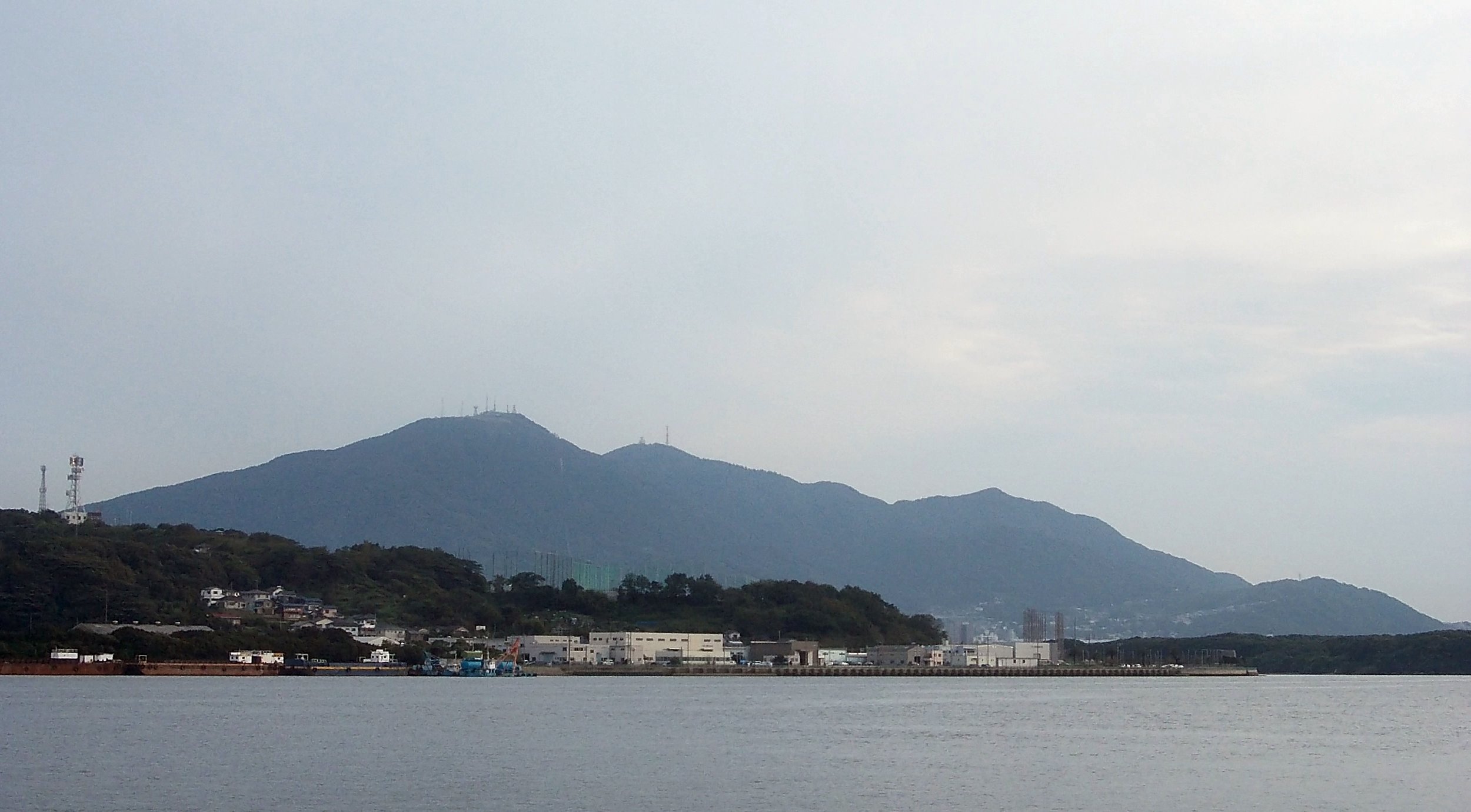 從若松渡輪碼頭遠眺桜倉山