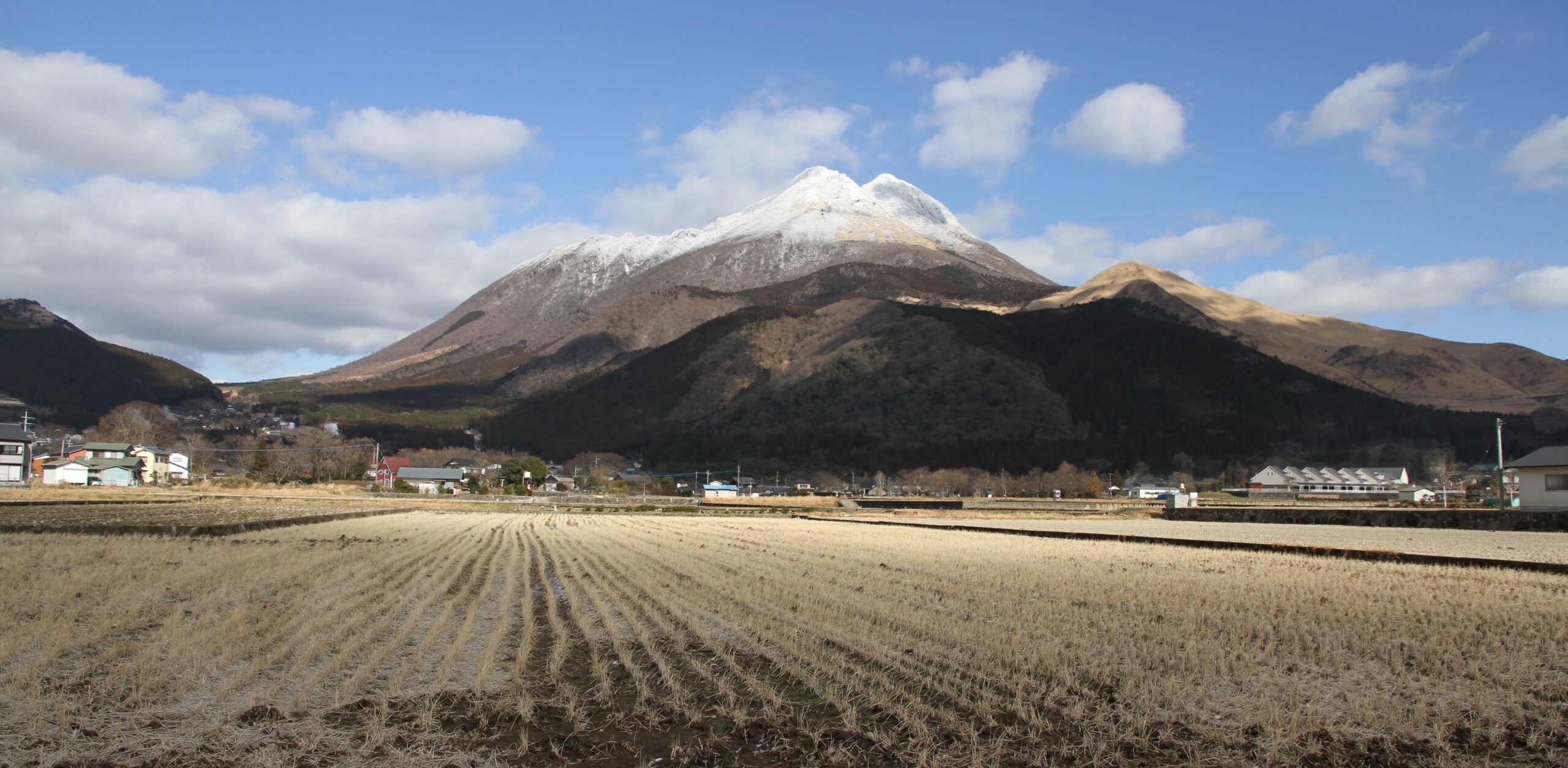 從西南方遠眺由布岳