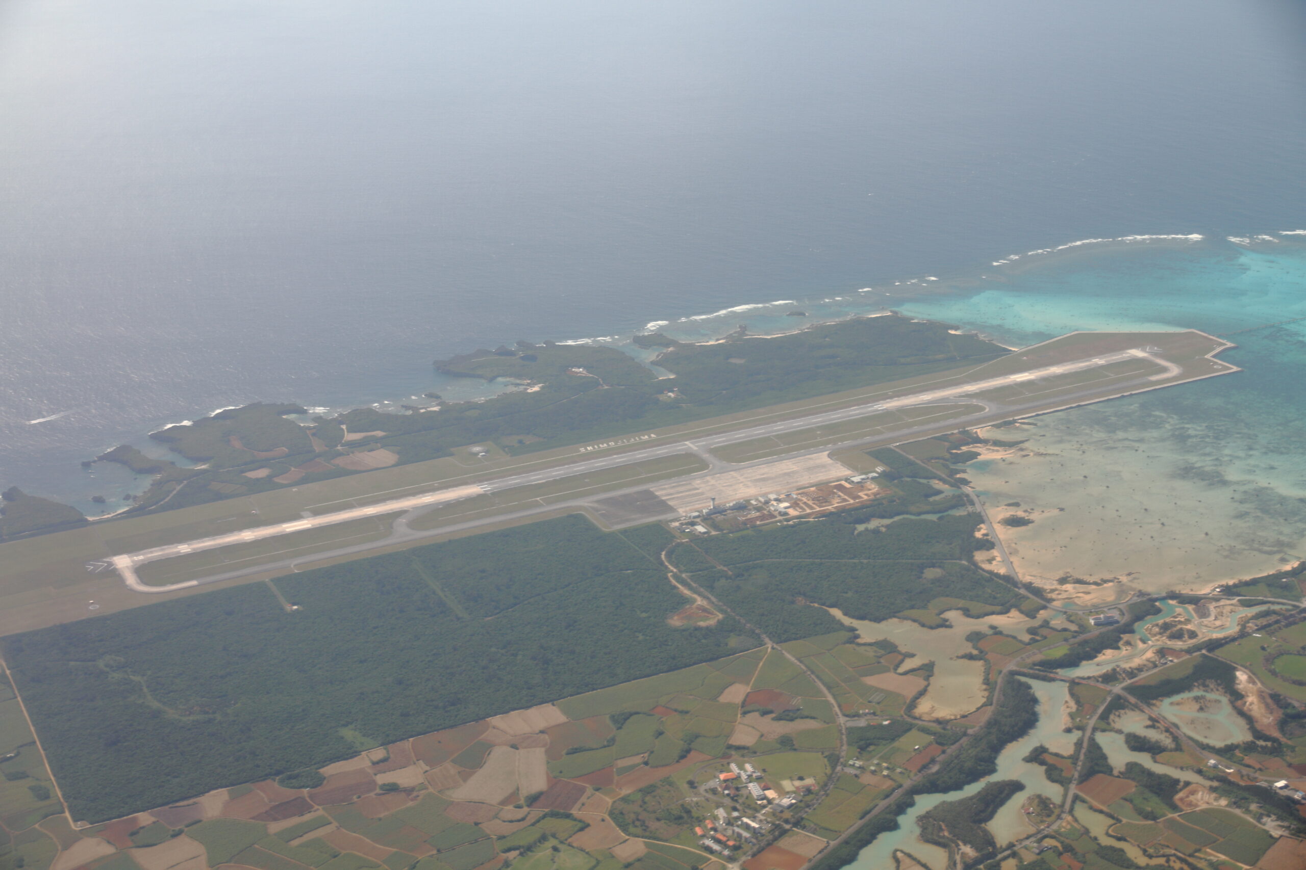 從飛機上看下島機場