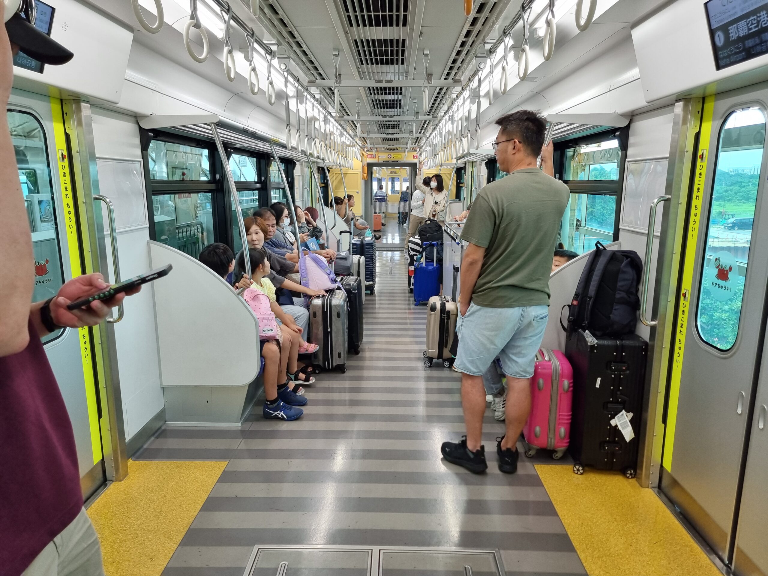 搭乘 Yui Rail 的乘客