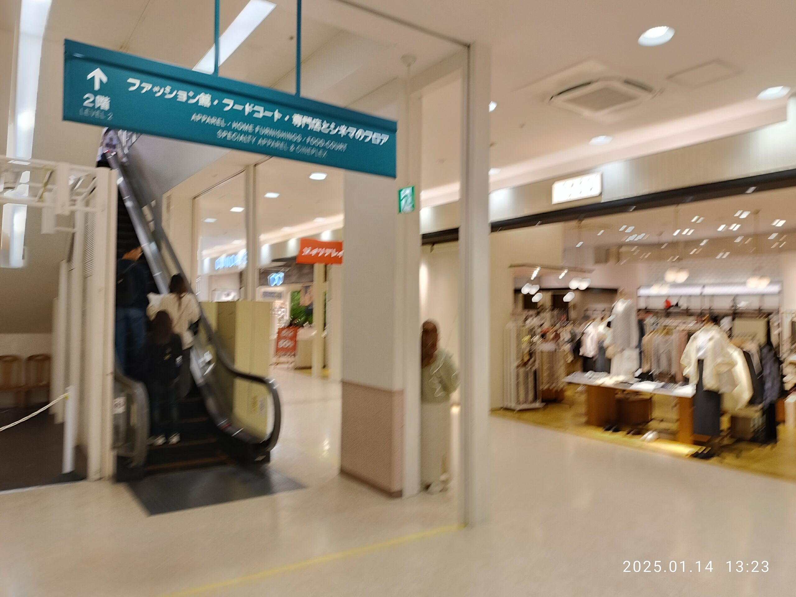 日本沖繩那霸新都心購物中心 R12S 01 手扶梯