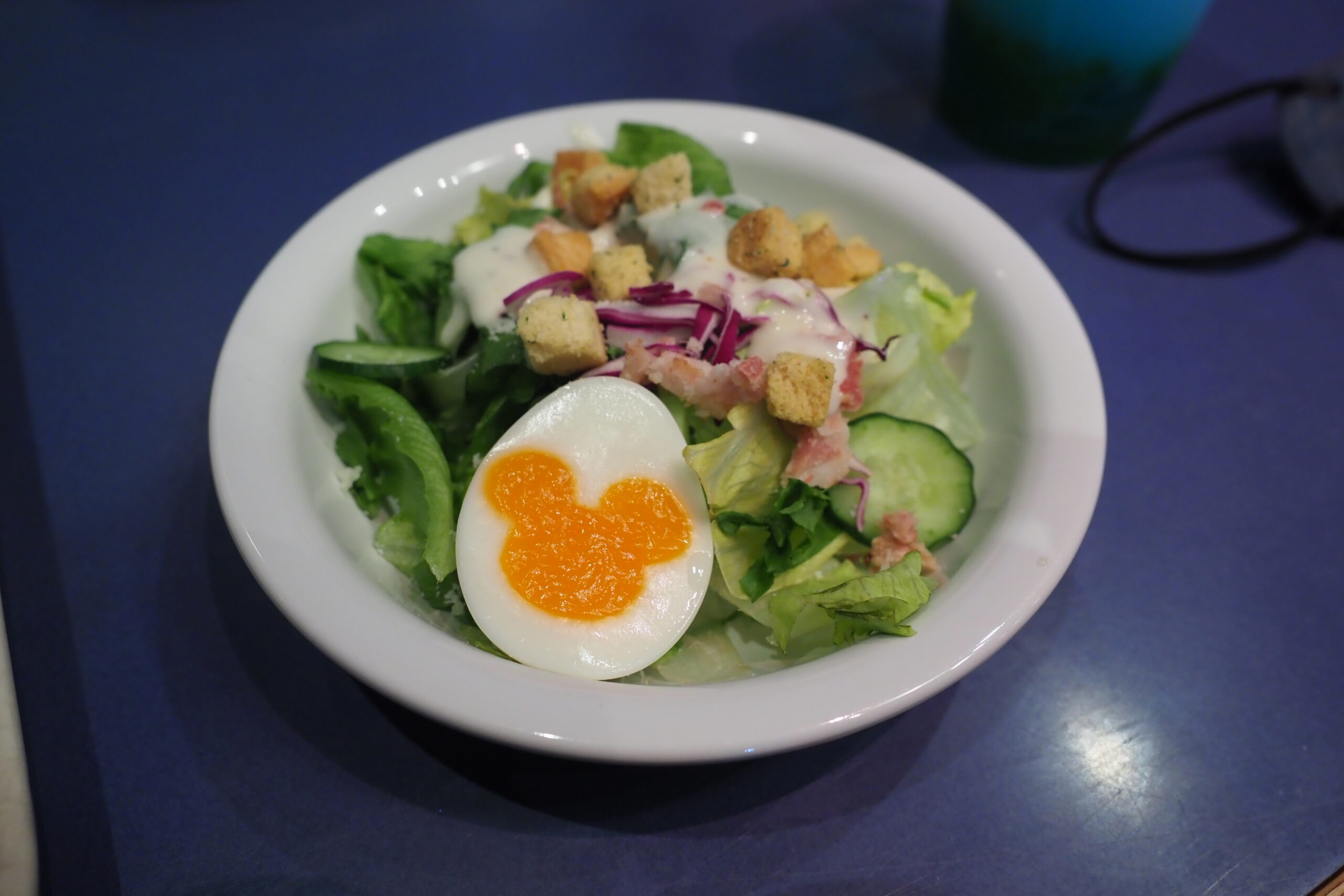 東京迪士尼海洋地平線灣餐廳的凱撒沙拉