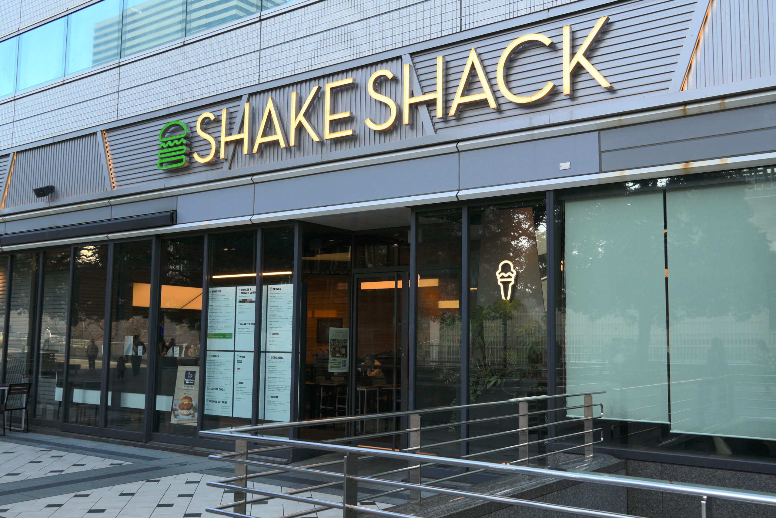 橫濱港未來分店搖搖杯