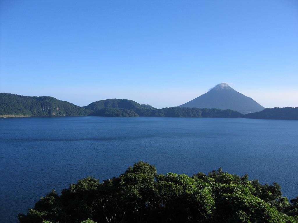 池田湖畔遠眺開聞岳美景