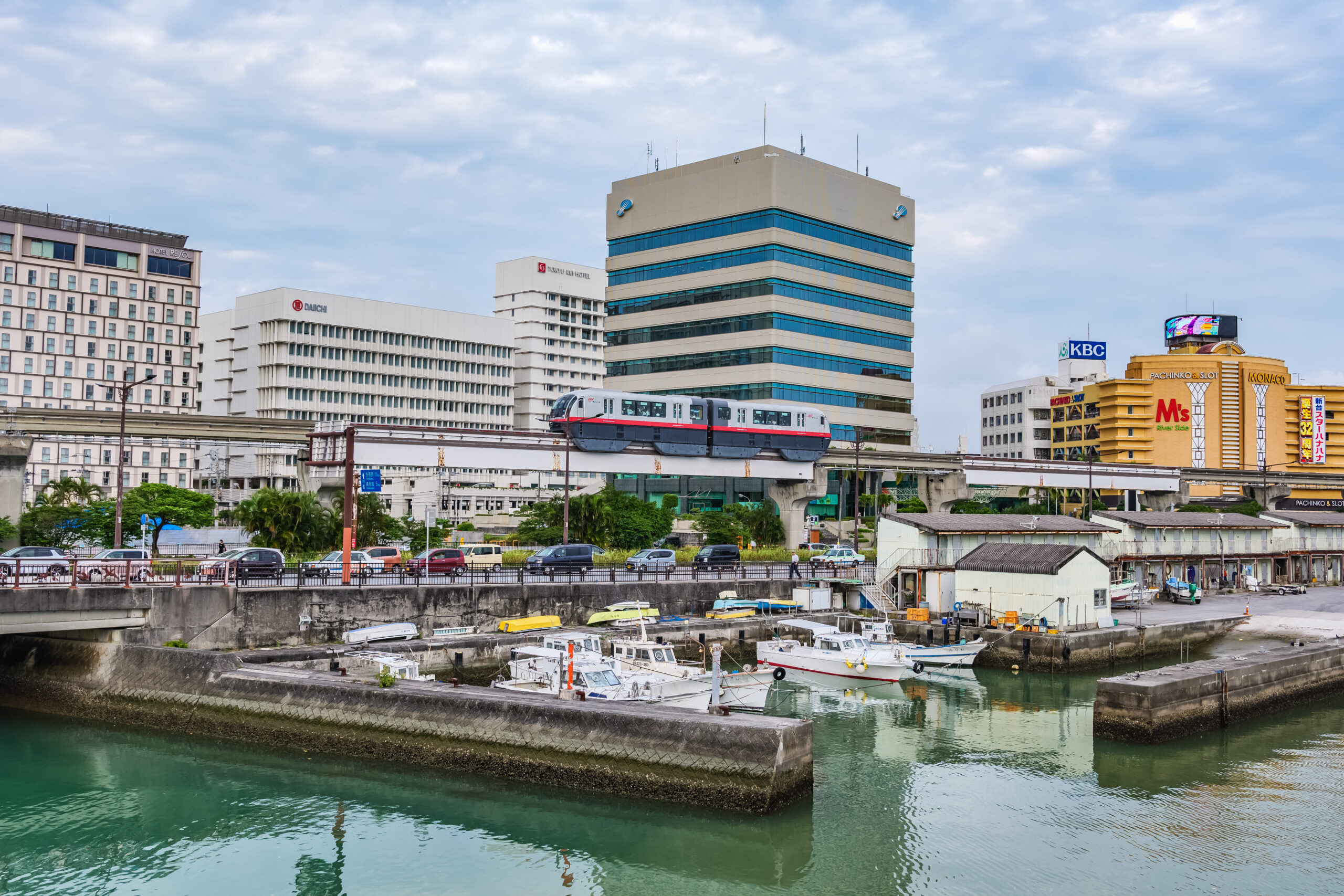 沖繩單軌電車行駛於那霸市