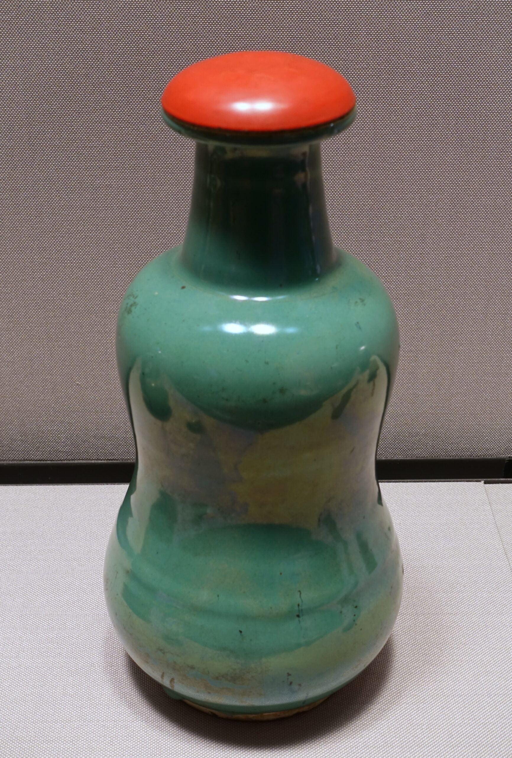 沖繩本島,第二尚氏王朝時期的壺屋燒酒瓶,東京國立博物館藏