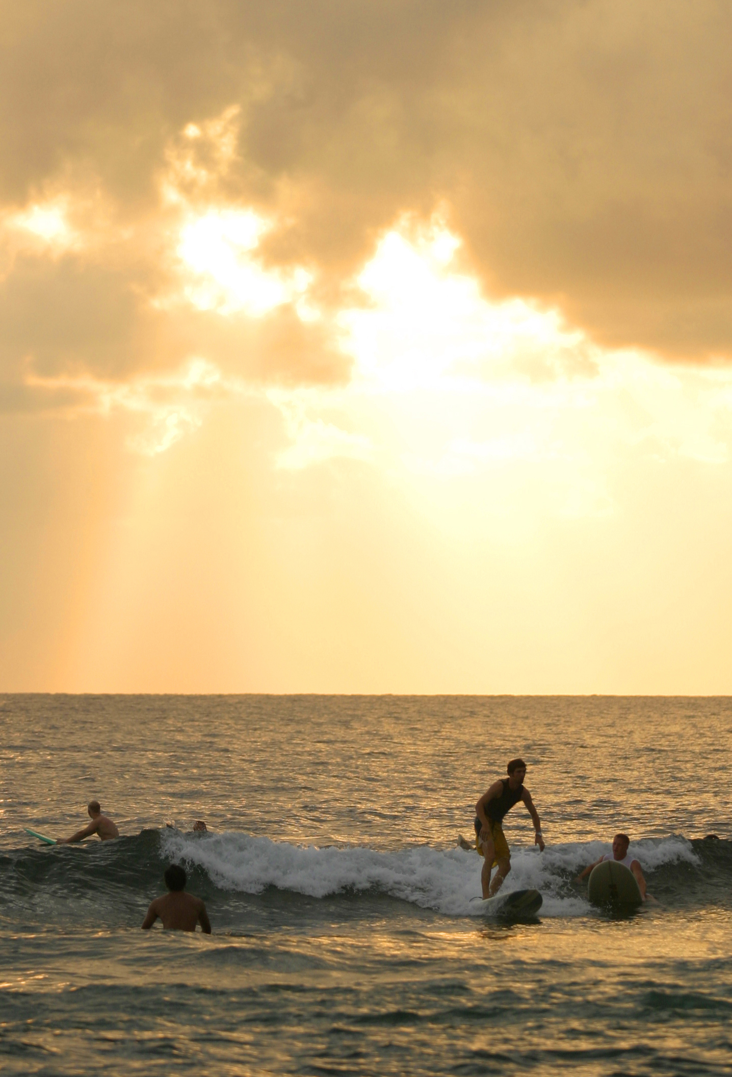 沖繩砂邊海岸的珊瑚礁,色彩繽紛的熱帶魚群