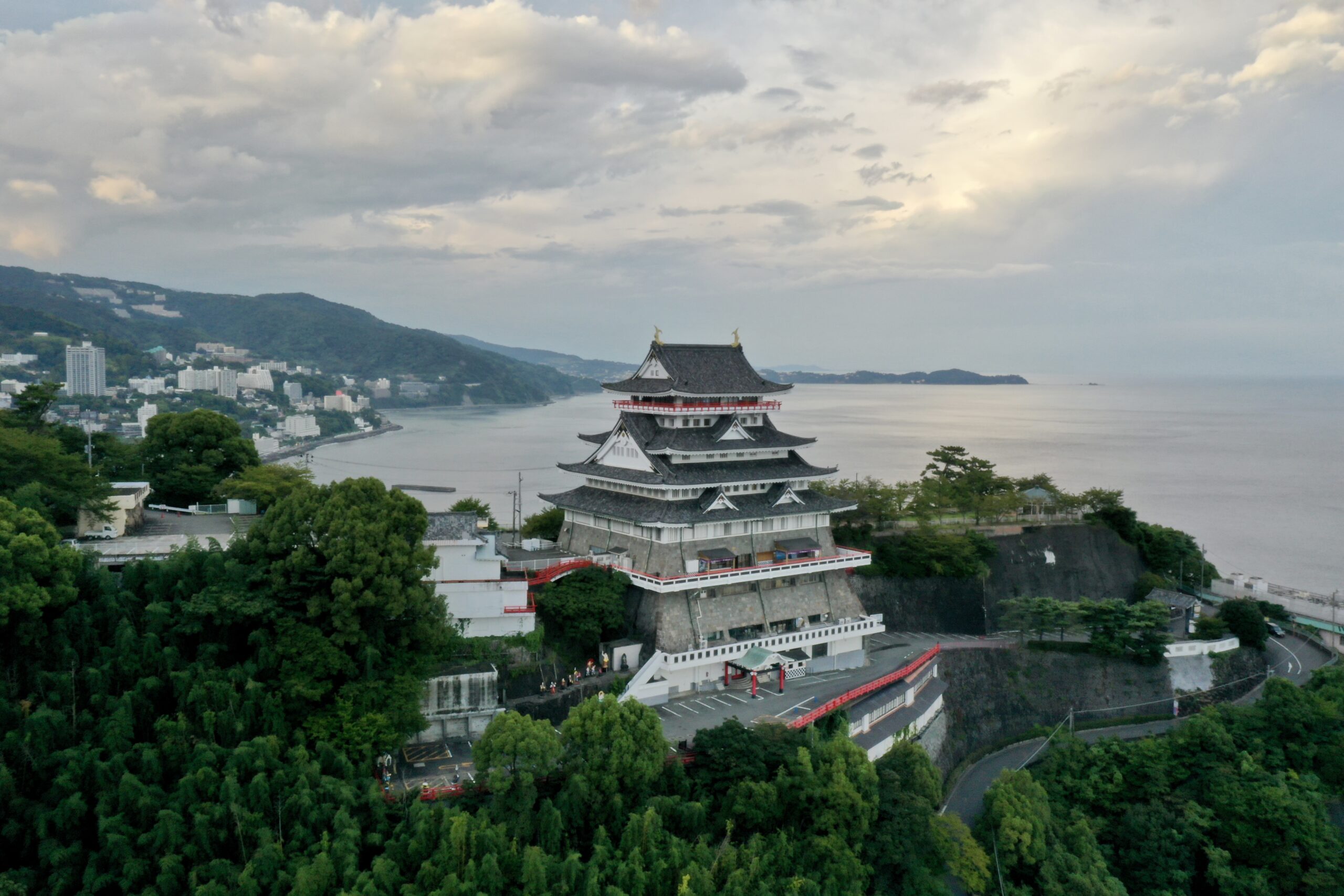 熱海城天守閣與櫻花