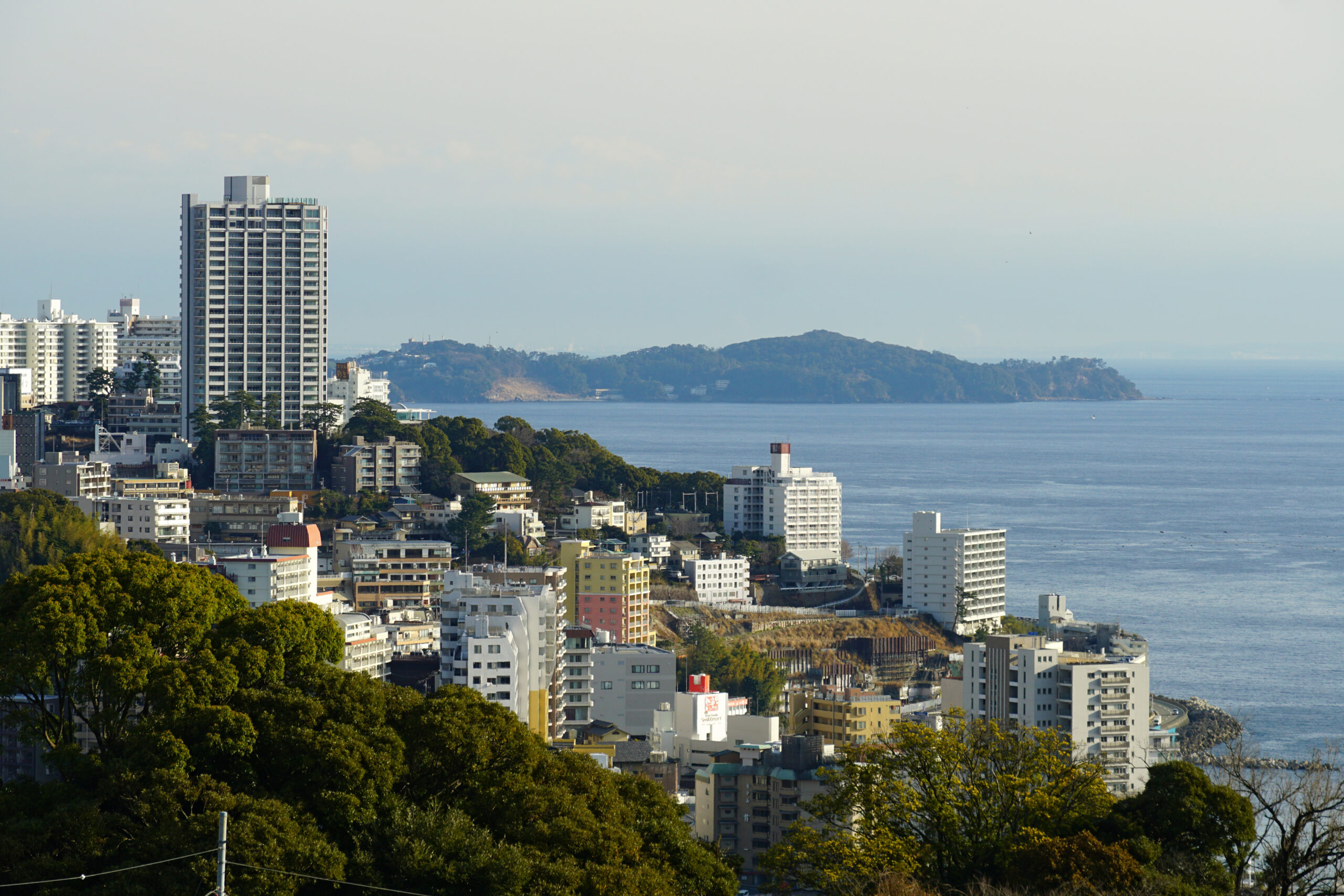 熱海溫泉街景與相模灣海景