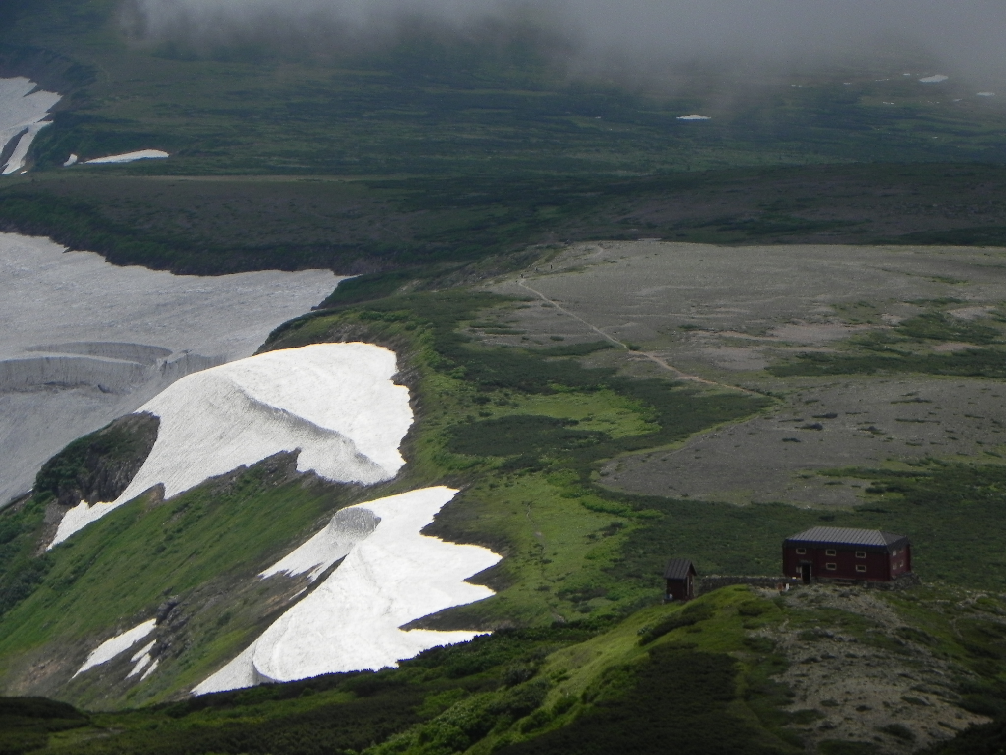 白雲避難小屋與高根原全景