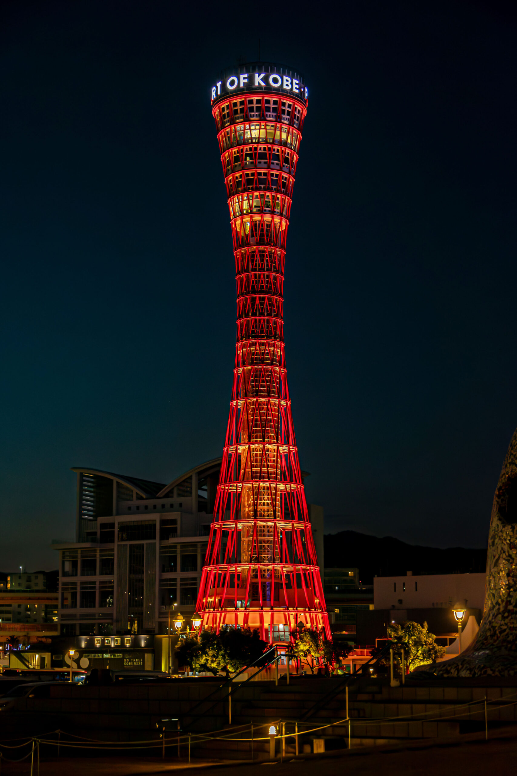 神戶港塔紅色外觀與港灣景色