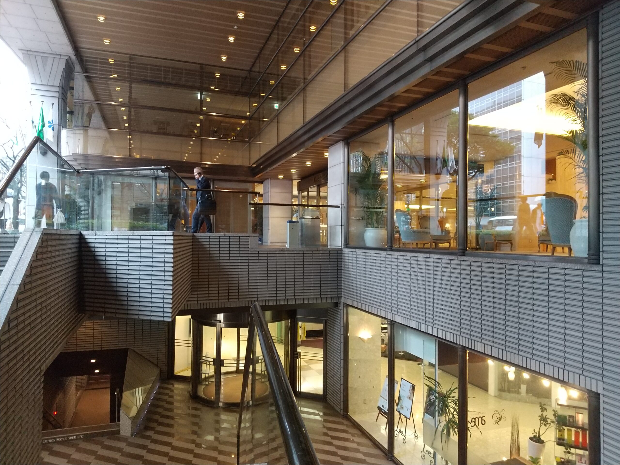 福岡日航酒店中庭及祇園站P-5出口通道