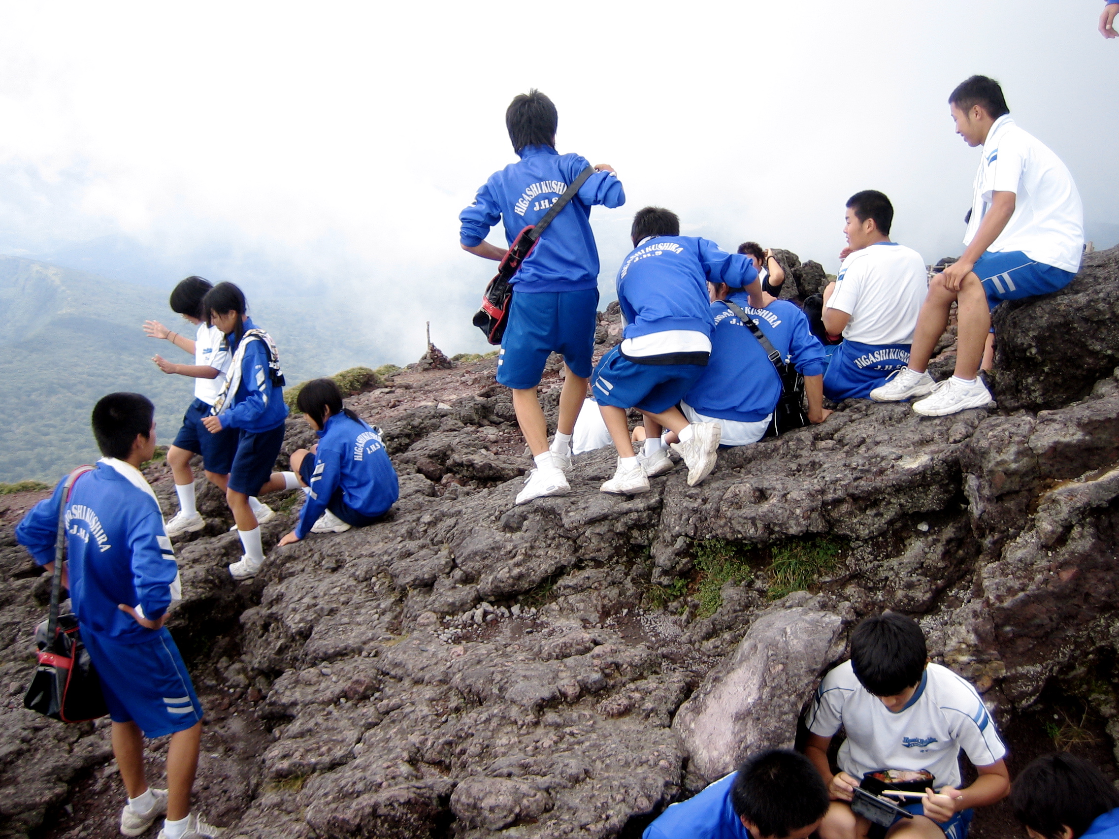 與三年級學生一起攀登