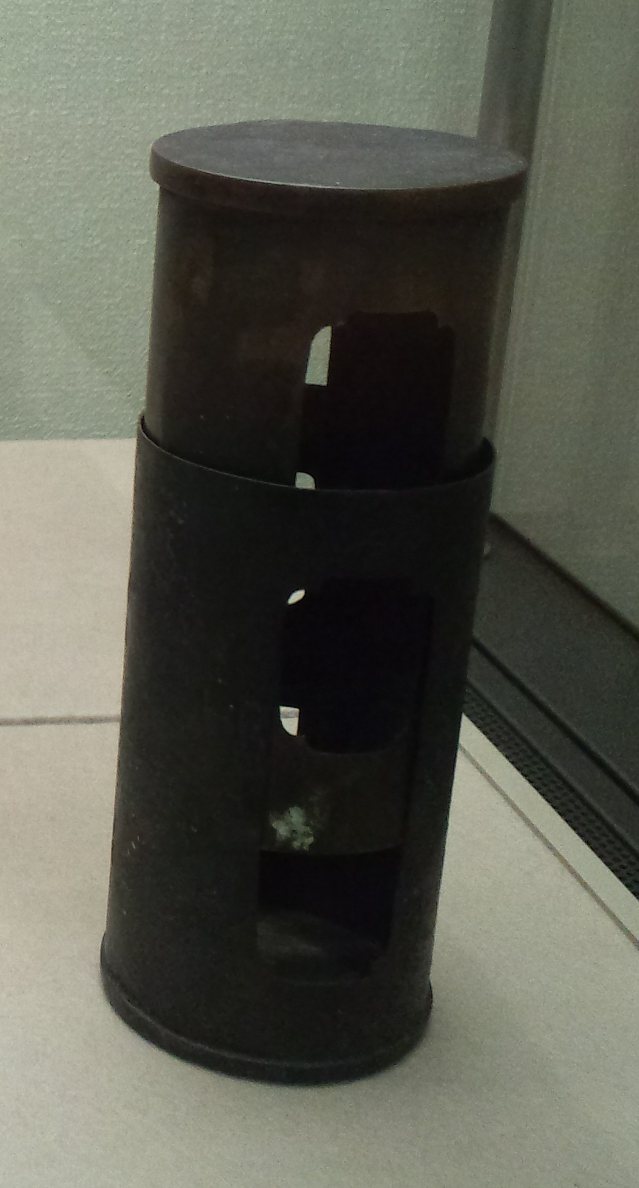 茨城市基督教文物館 - 耶穌受難像容器 - 直徑6.8公分，高13.3公分