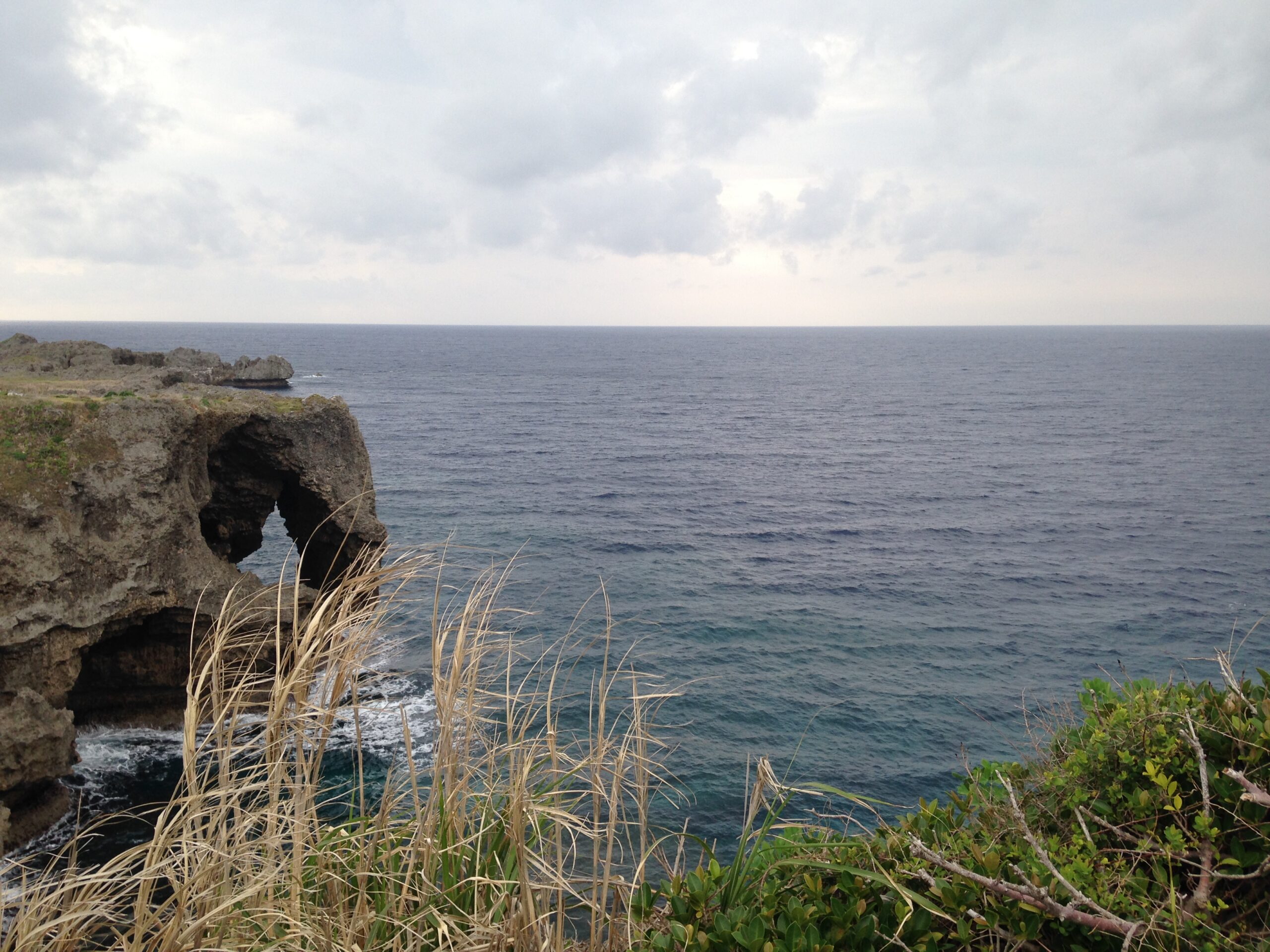 萬座毛象鼻岩與碧藍海洋
