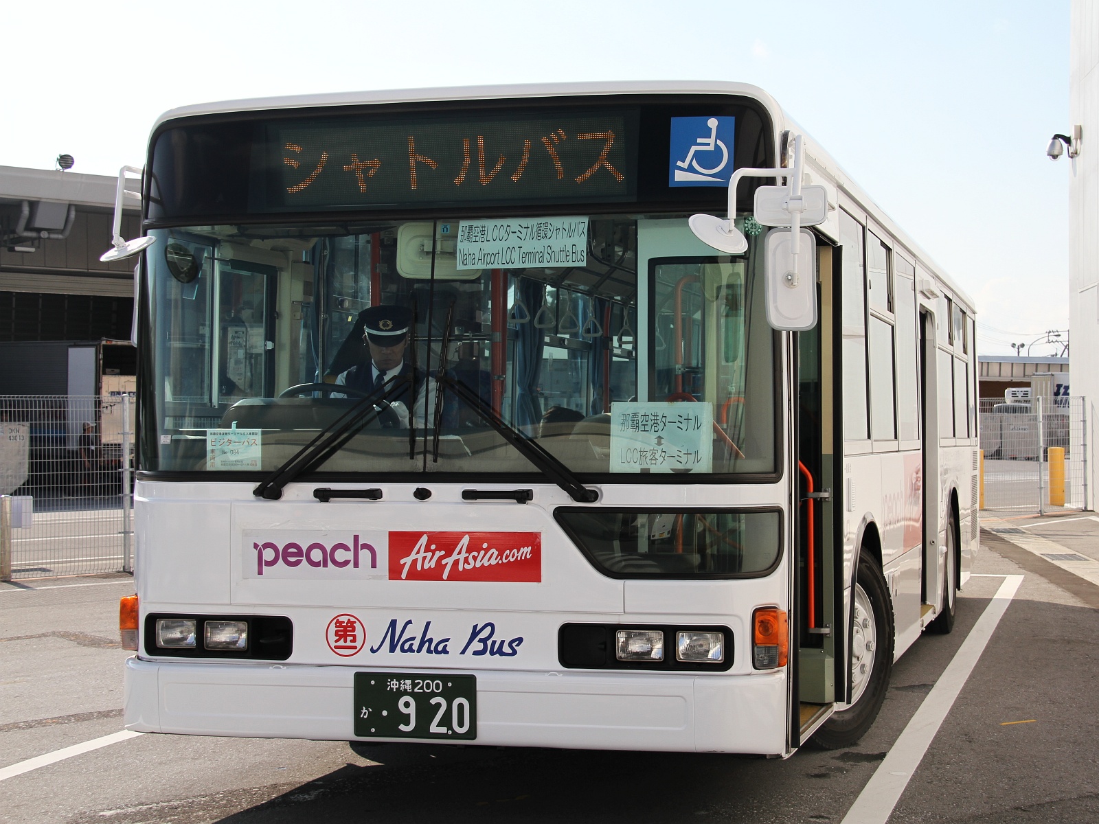 那霸機場國內低成本航空航站樓接駁巴士(琉球,日本)