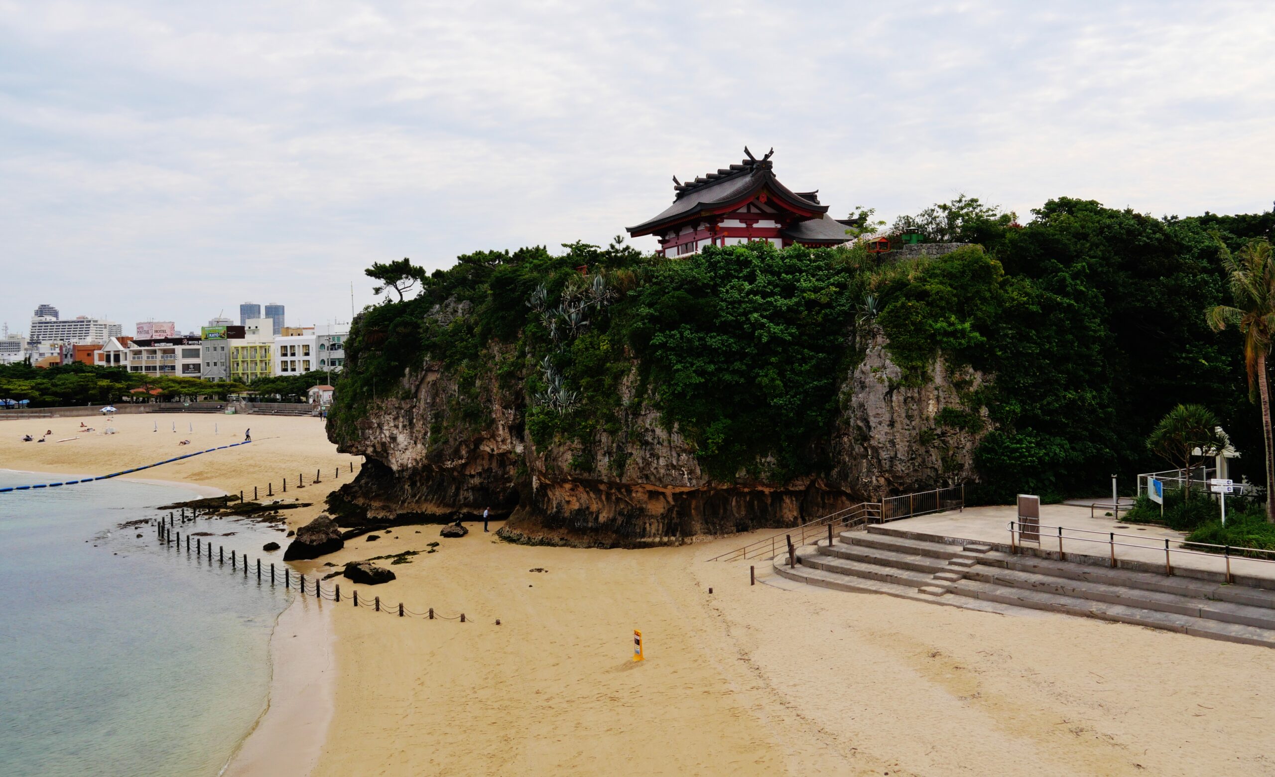 那霸波之上海灘與波之上宮